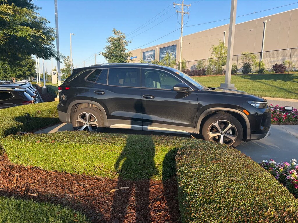 Used 2025 Volkswagen Tiguan 2.0T SE SUV
