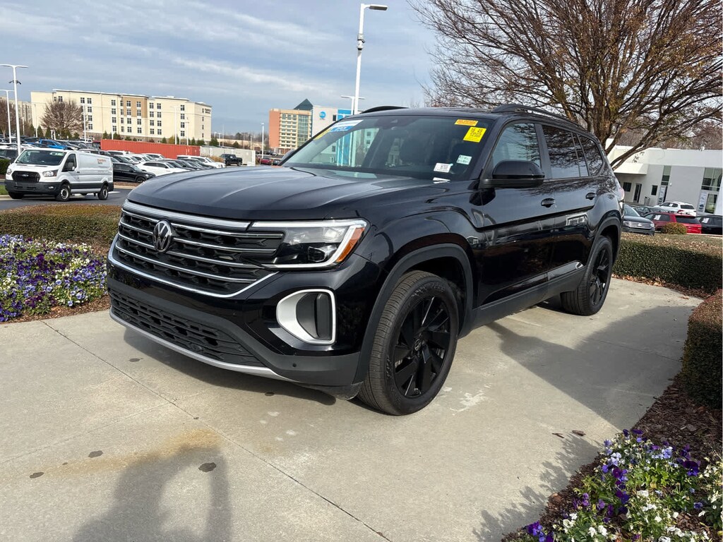Used 2025 Volkswagen Atlas 2.0T SE w/Technology SUV