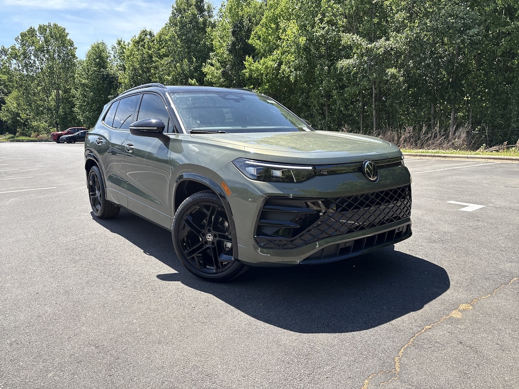 New 2026 Volkswagen Tiguan 2.0T SE R-Line Black SUV