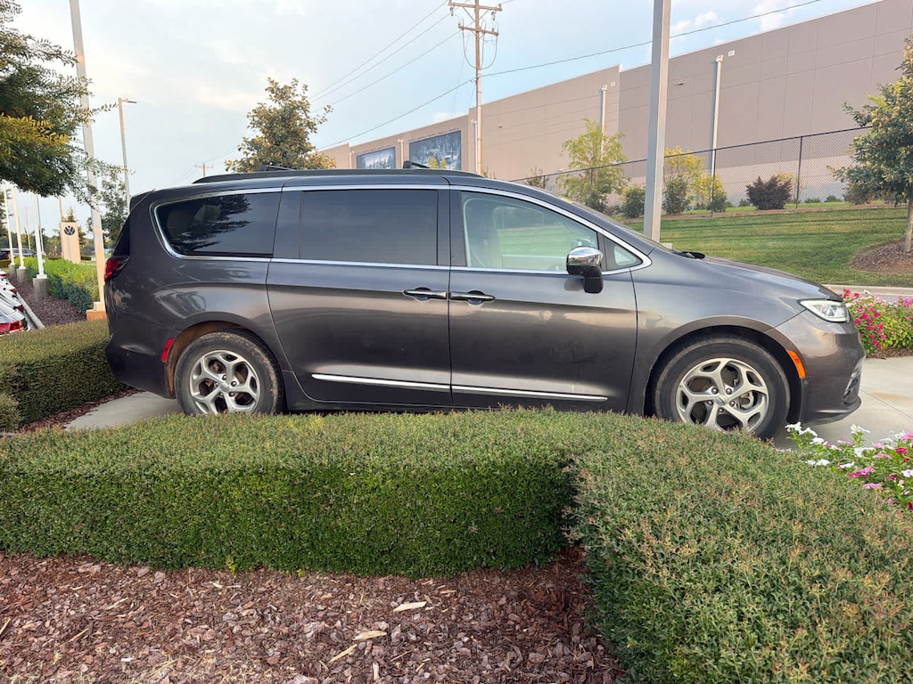 Used 2022 Chrysler Pacifica Limited Van Passenger Van