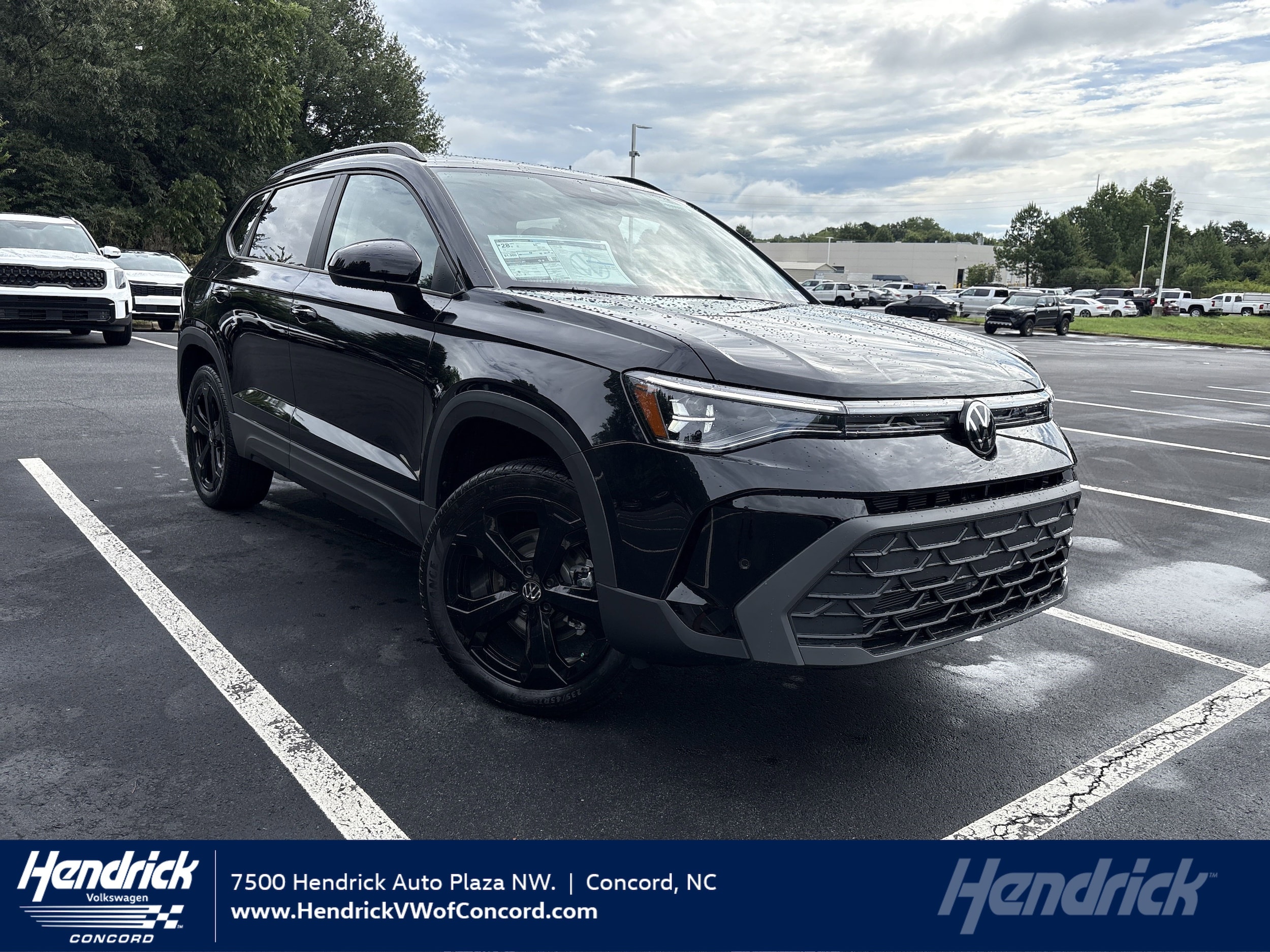 2025 Volkswagen Taos SE Black's photo