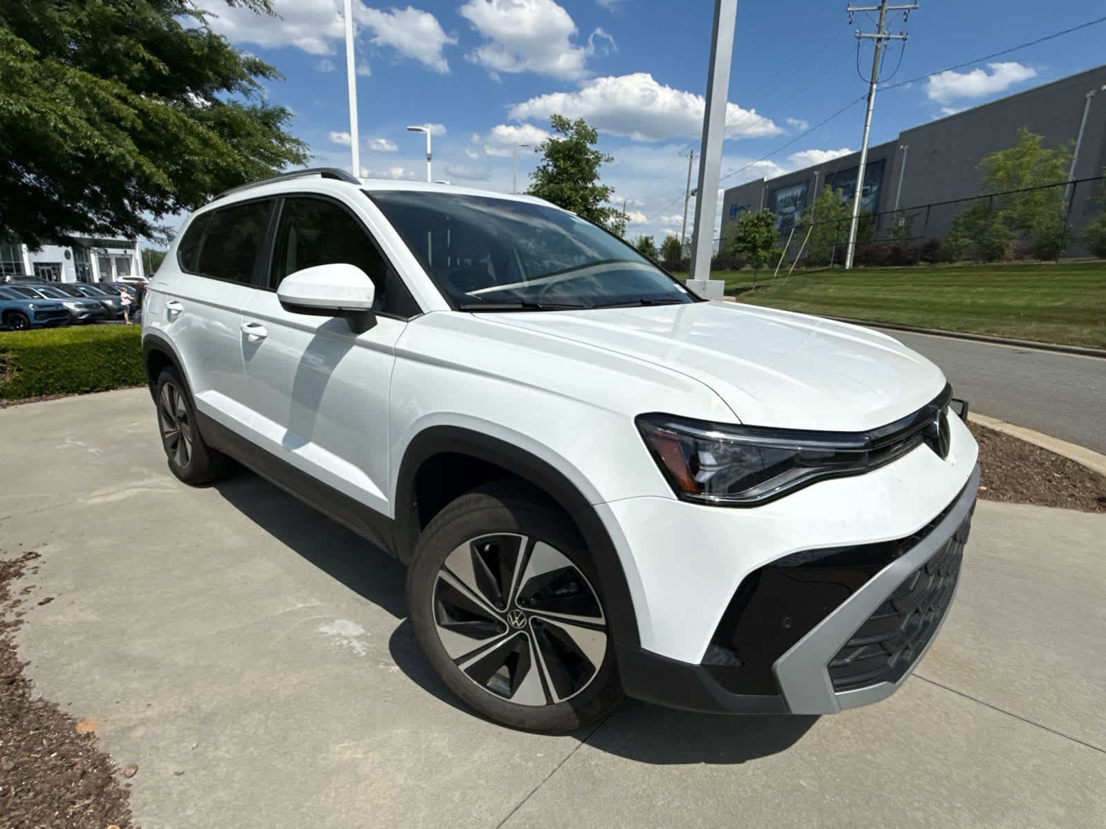2025 Volkswagen Taos 1.5T SE photo 2