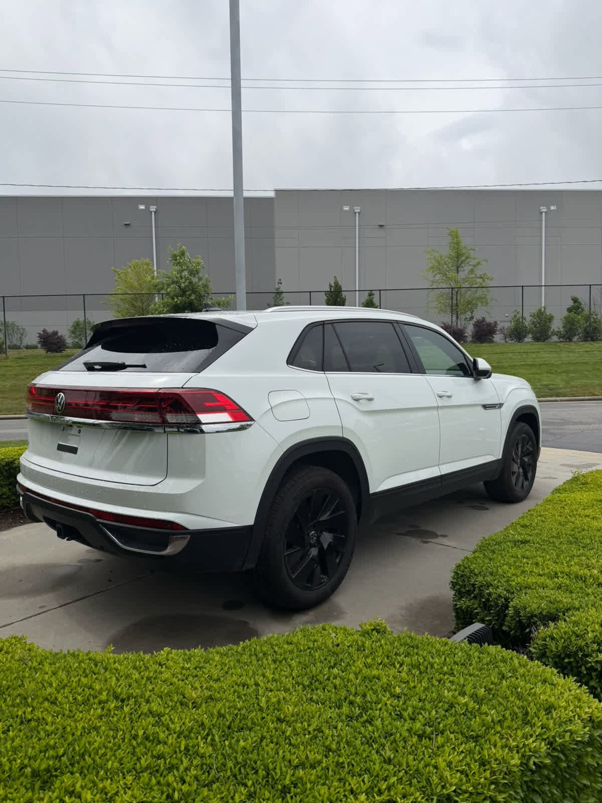 2025 Volkswagen Atlas Cross Sport 2.0T SE w/Technology photo 5