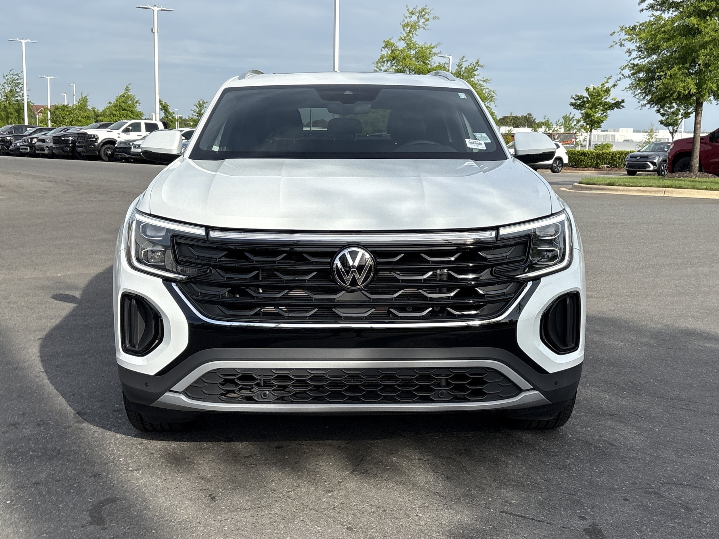 2025 Volkswagen Atlas Cross Sport 2.0T SE w/Technology photo 2