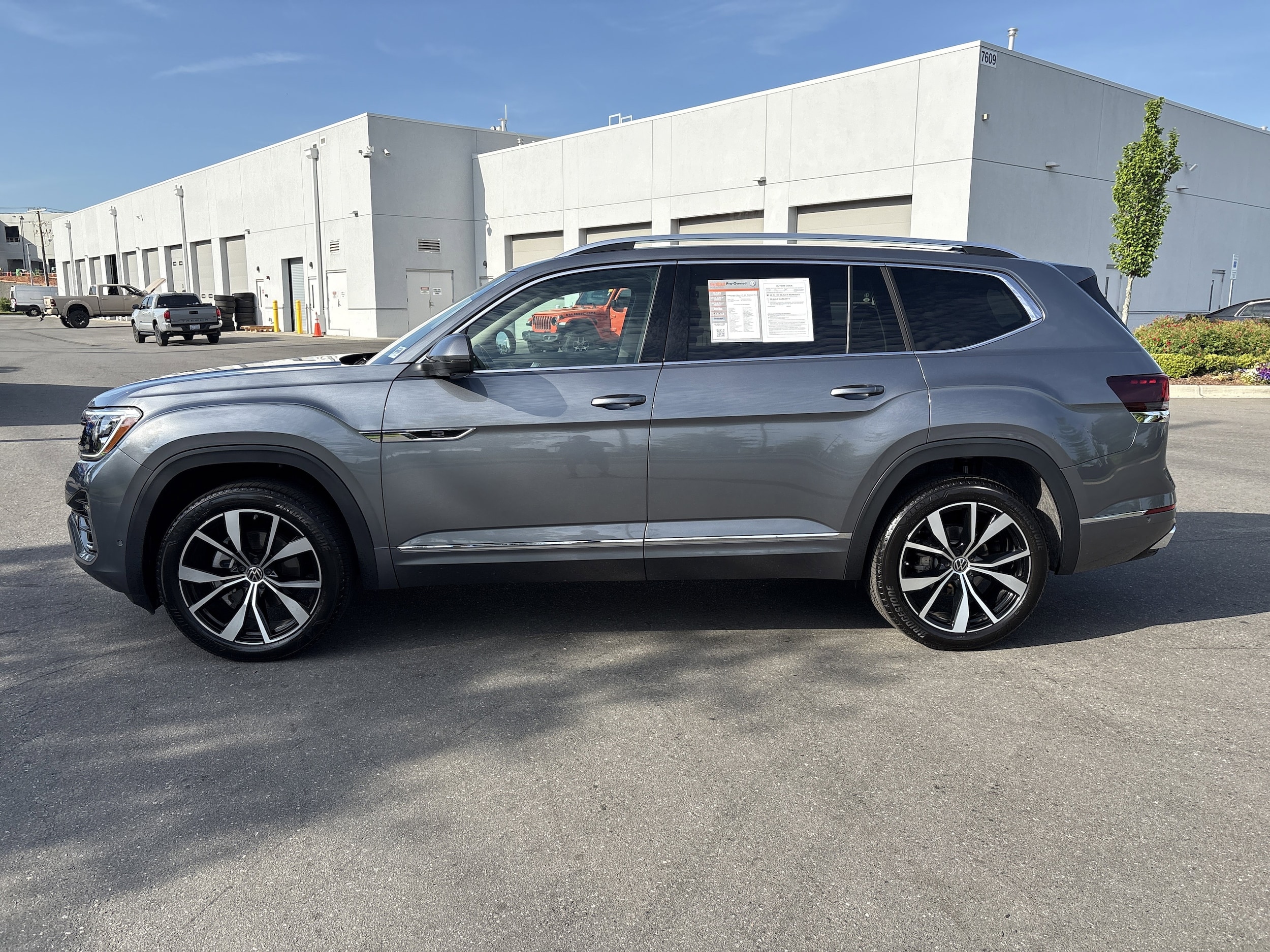 2025 Volkswagen Atlas 2.0T SEL Premium R-Line photo 5