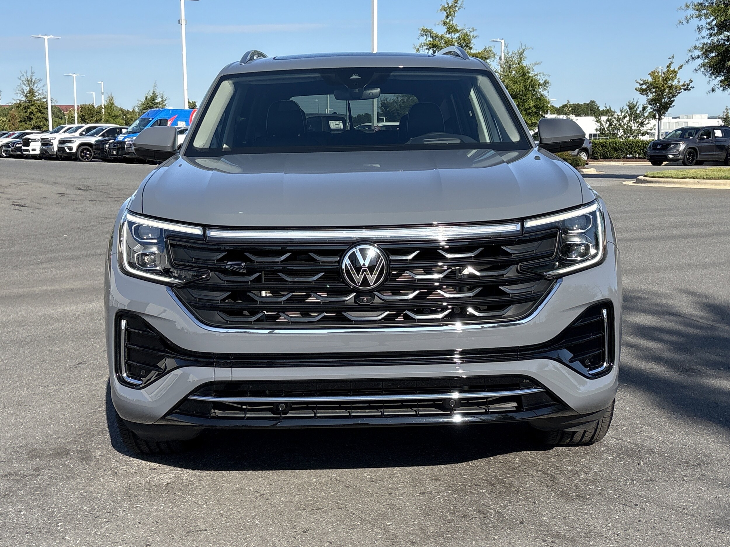 2025 Volkswagen Atlas SEL Premium R-Line photo 3