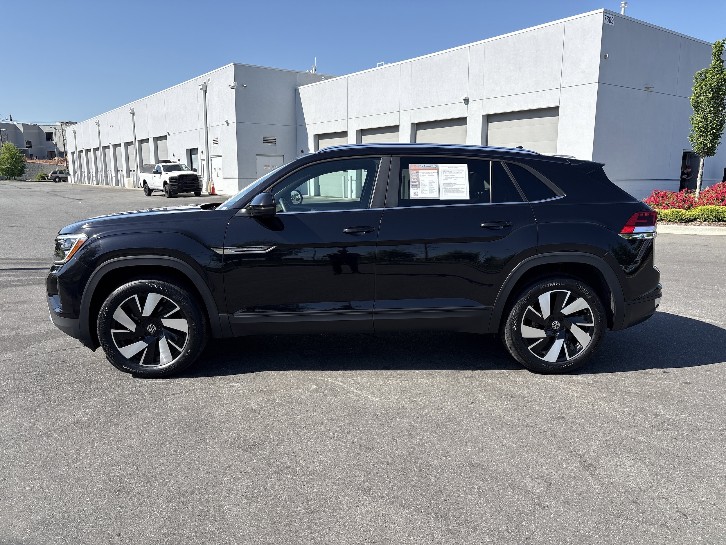 2024 Volkswagen Atlas Cross Sport 2.0T SE w/Technology photo 4