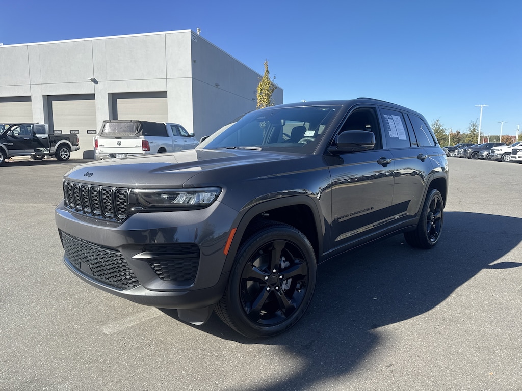 Used 2024 Jeep Grand Cherokee Laredo SUV