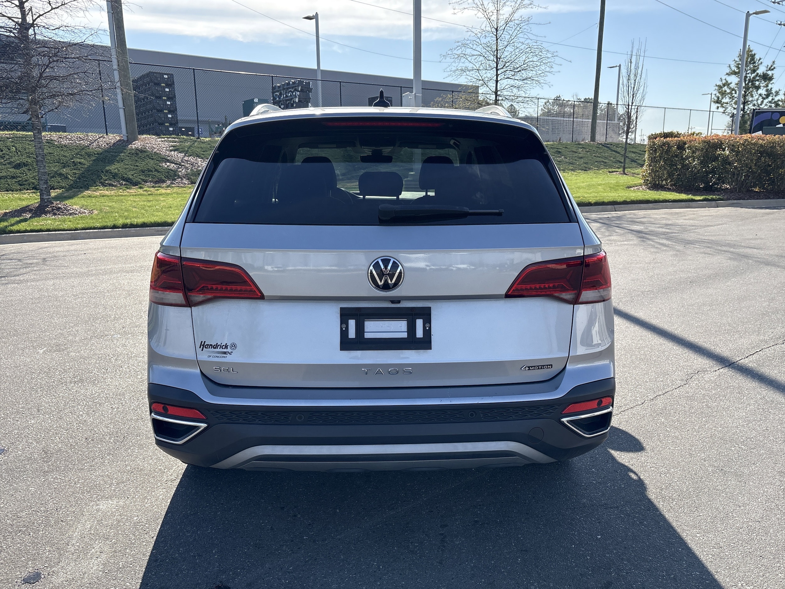 2022 Volkswagen Taos 1.5T SEL 4MOTION photo 3