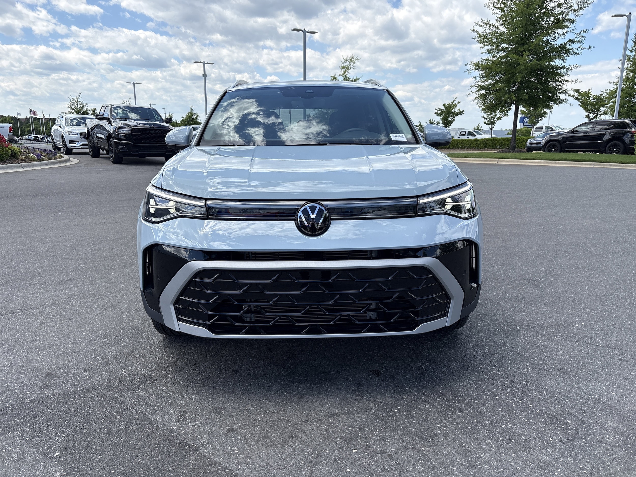 2025 Volkswagen Taos 1.5T SEL photo 2