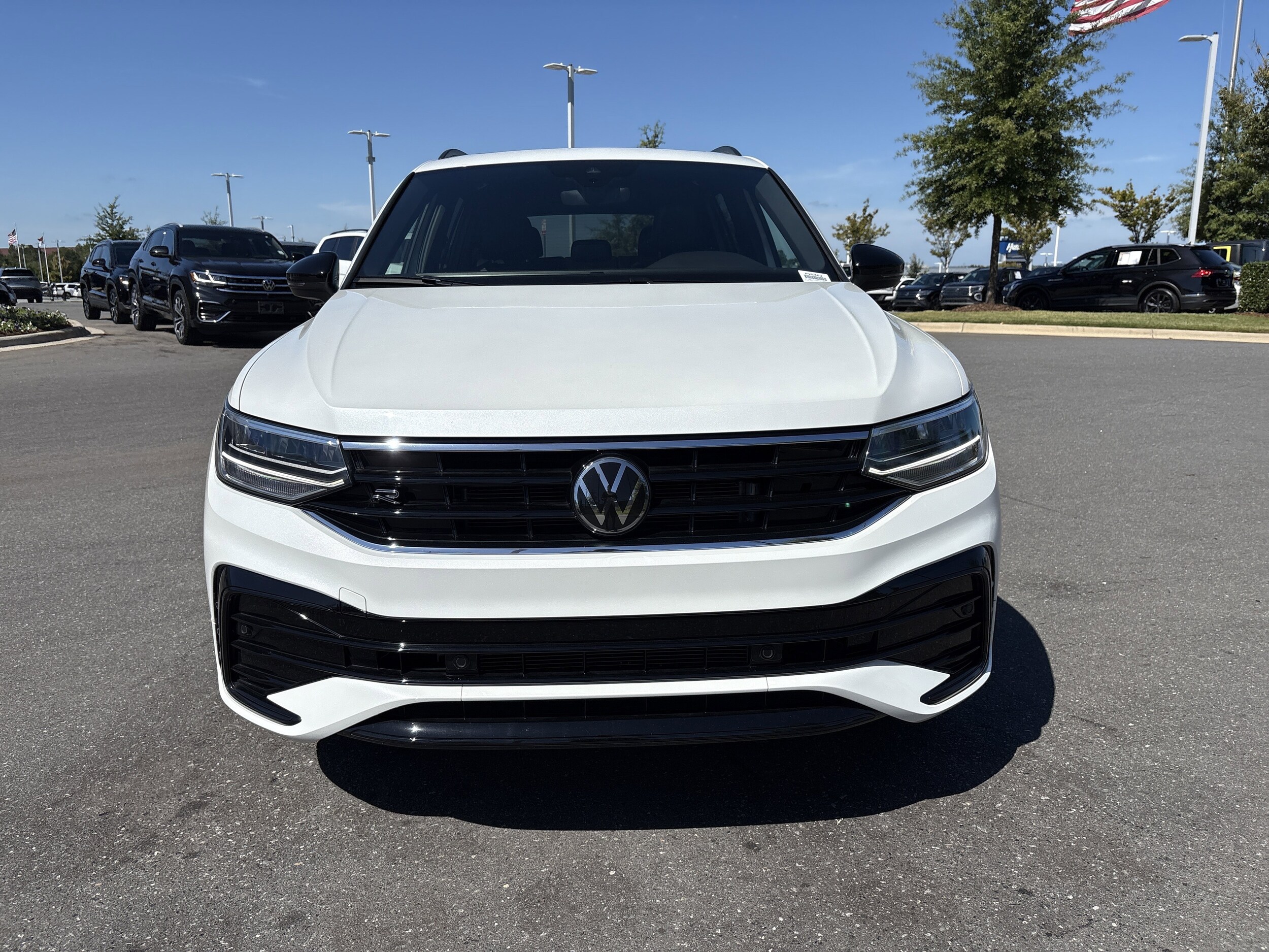 2024 Volkswagen Tiguan SE R-Line Black photo 3