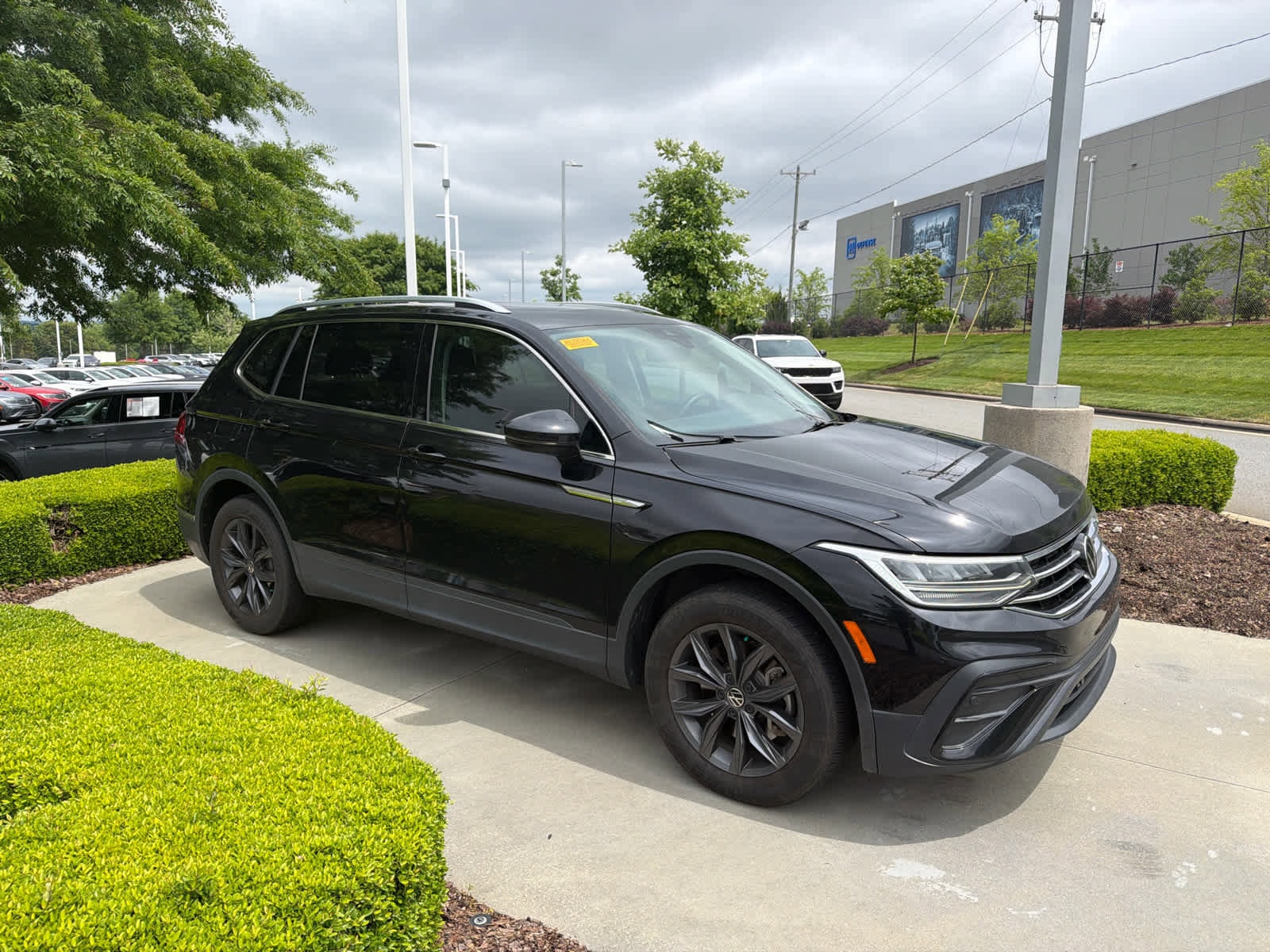 2023 Volkswagen Tiguan 2.0T SE photo 2