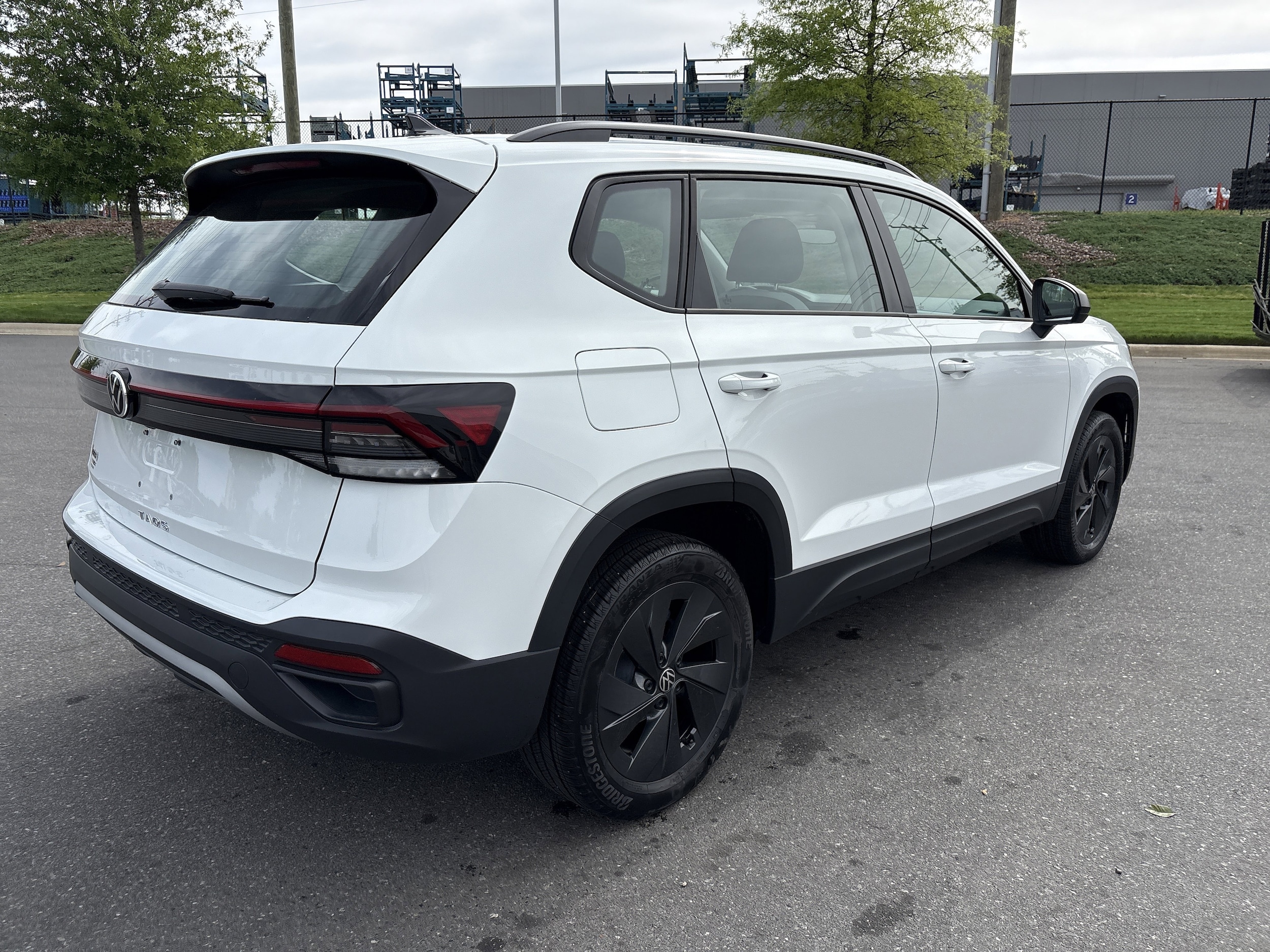 2025 Volkswagen Taos 1.5T S photo 3