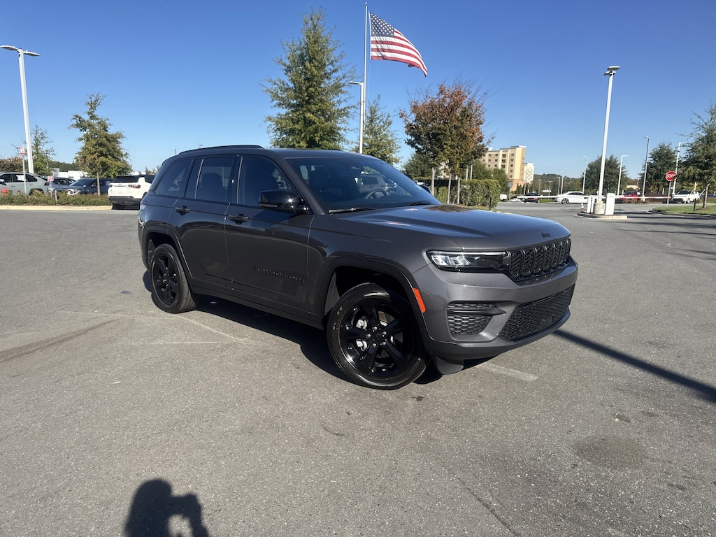 Used 2024 Jeep Grand Cherokee Laredo SUV