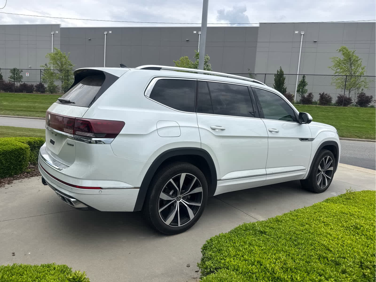 2024 Volkswagen Atlas 2.0T SEL Premium R-Line photo 4