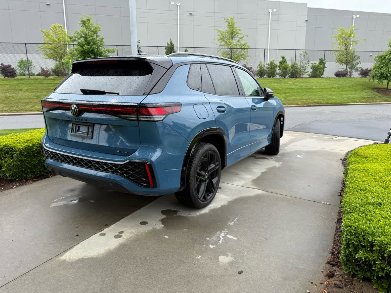 2025 Volkswagen Tiguan 2.0T SE R-Line Black photo 4