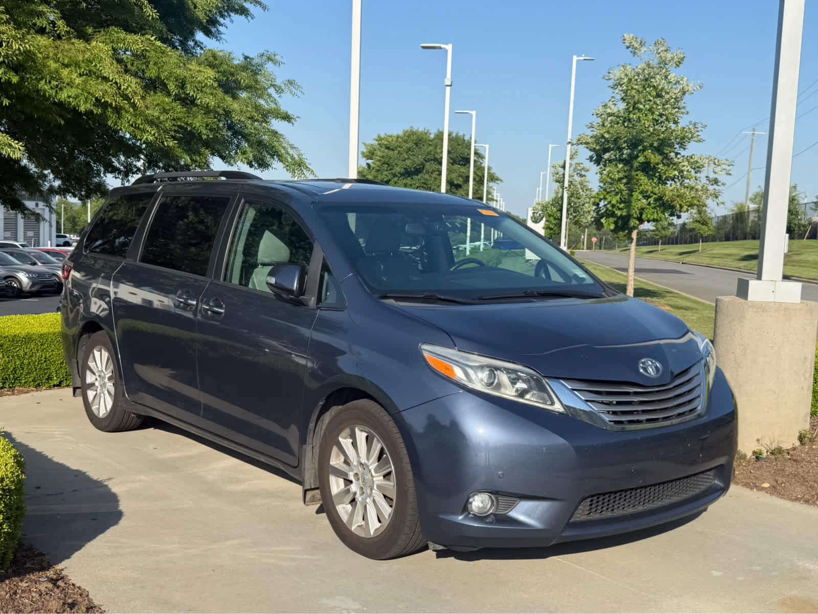 2016 Toyota Sienna Limited Premium 7 Passenger photo 2