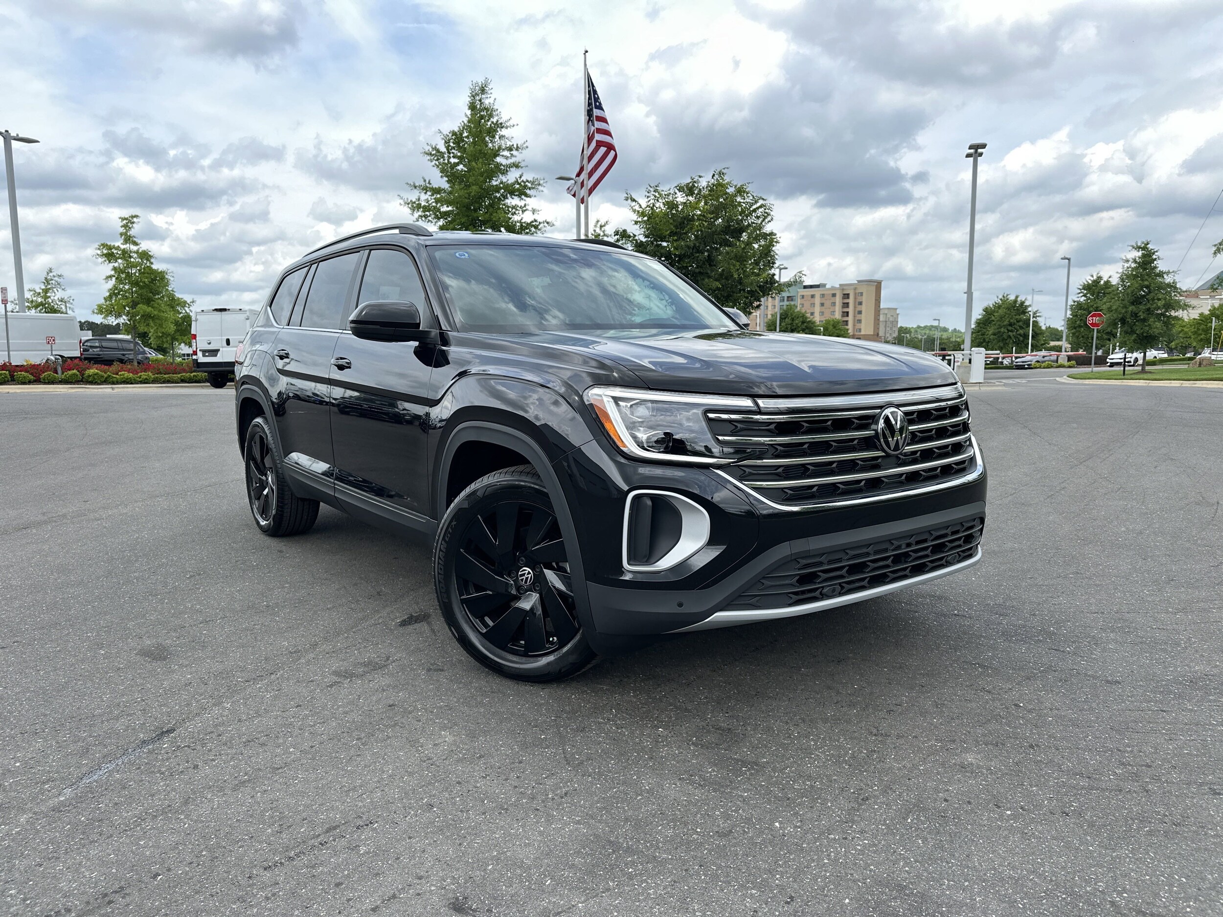 2025 Volkswagen Atlas SE Technology photo 2