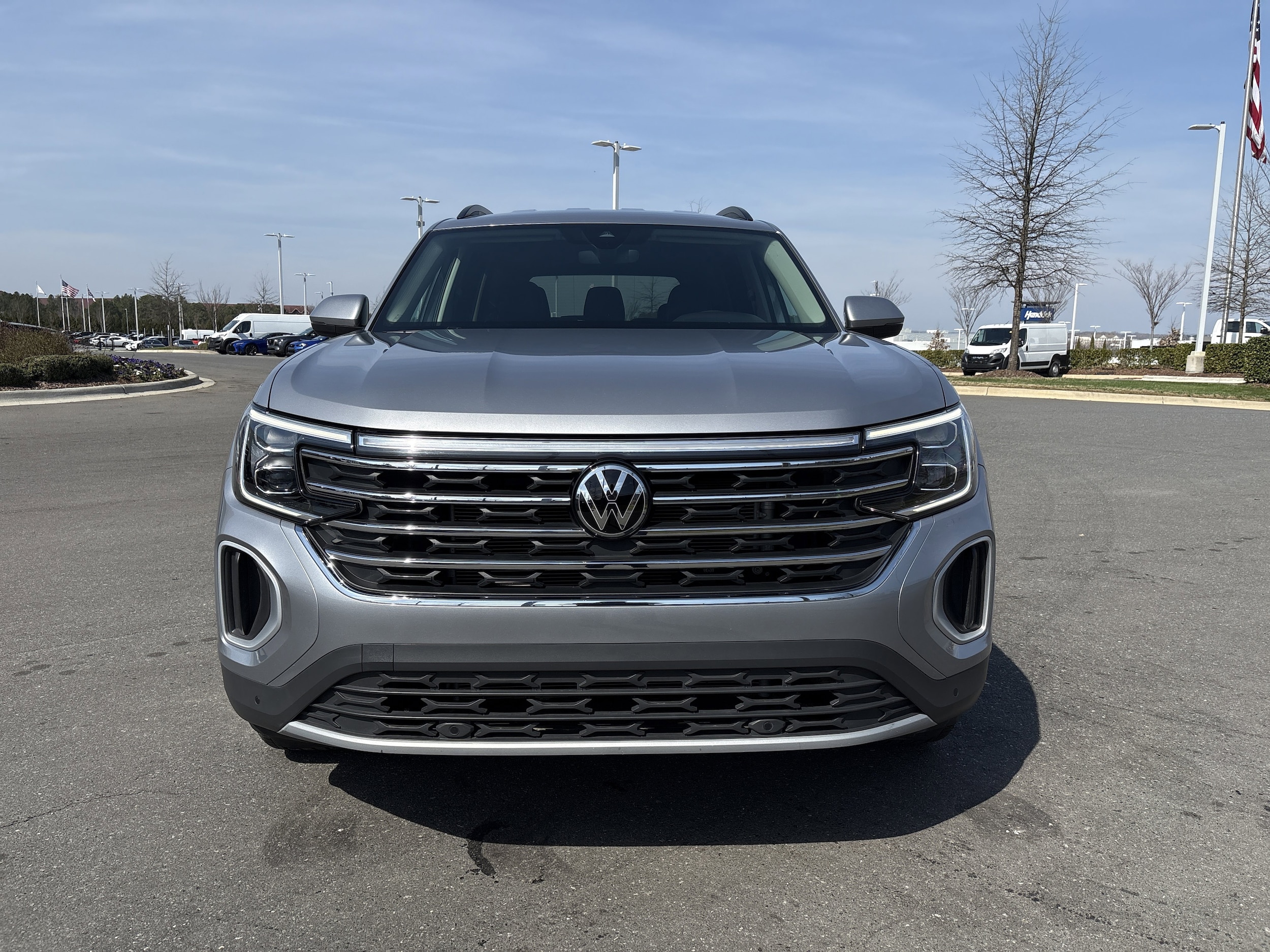 2025 Volkswagen Atlas 2.0T SE w/Technology photo 2