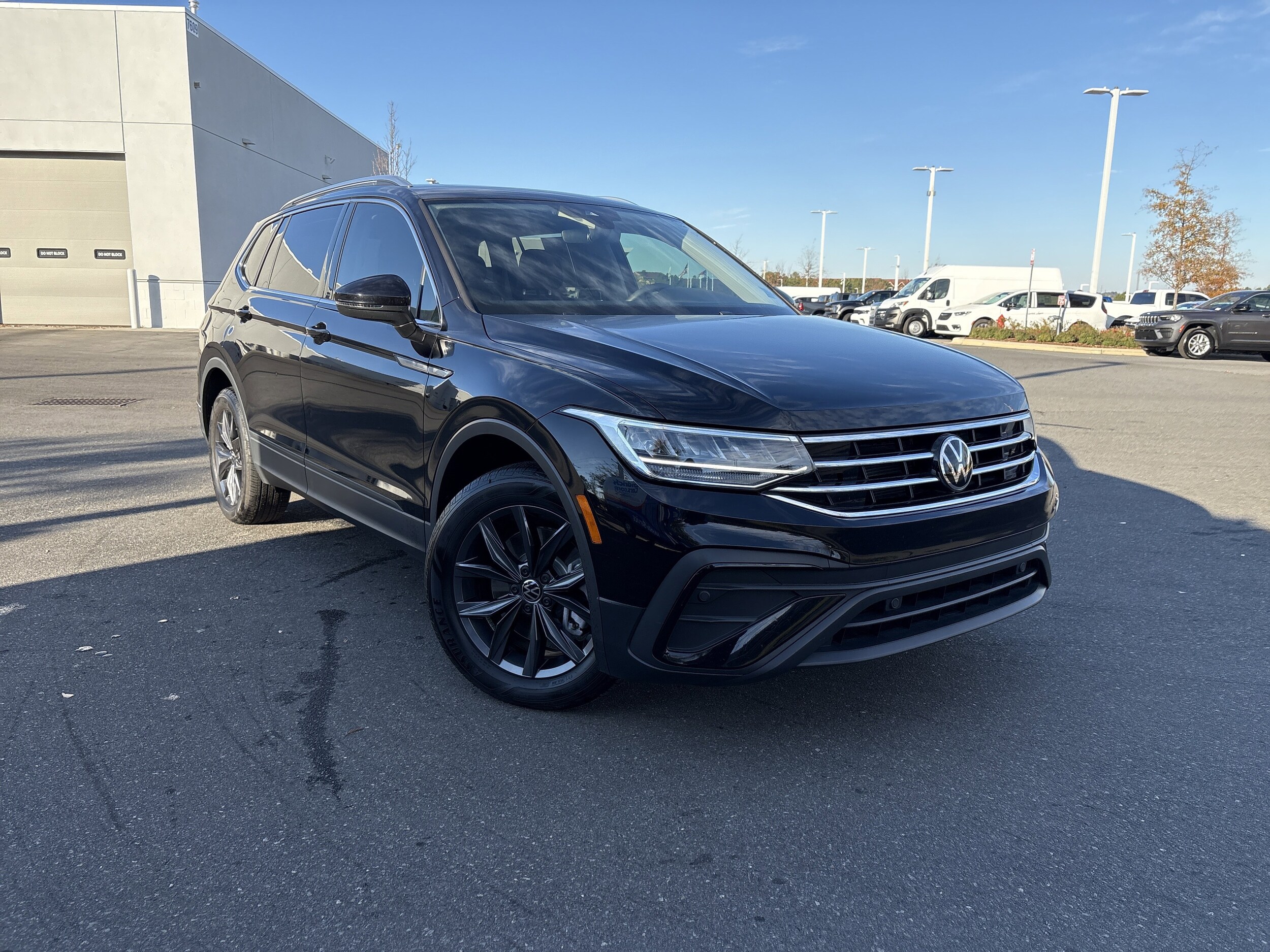 2023 Volkswagen Tiguan SE photo 2