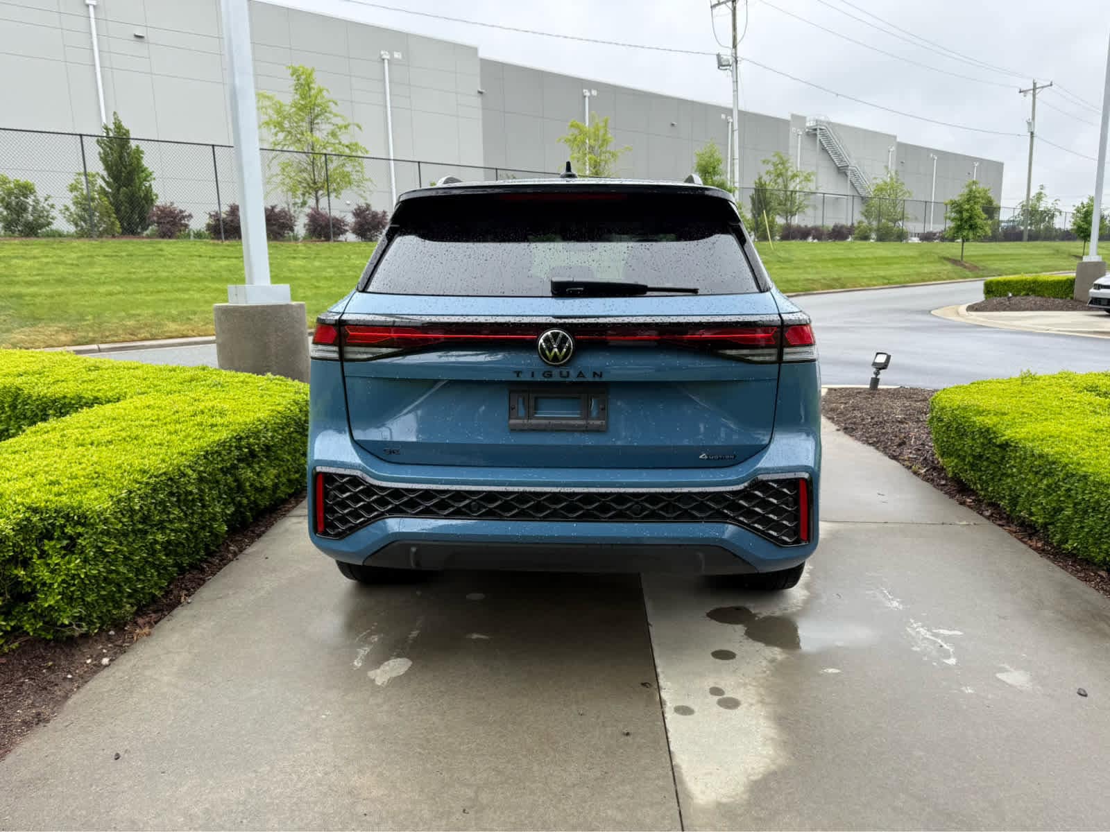 2025 Volkswagen Tiguan 2.0T SE R-Line Black photo 5
