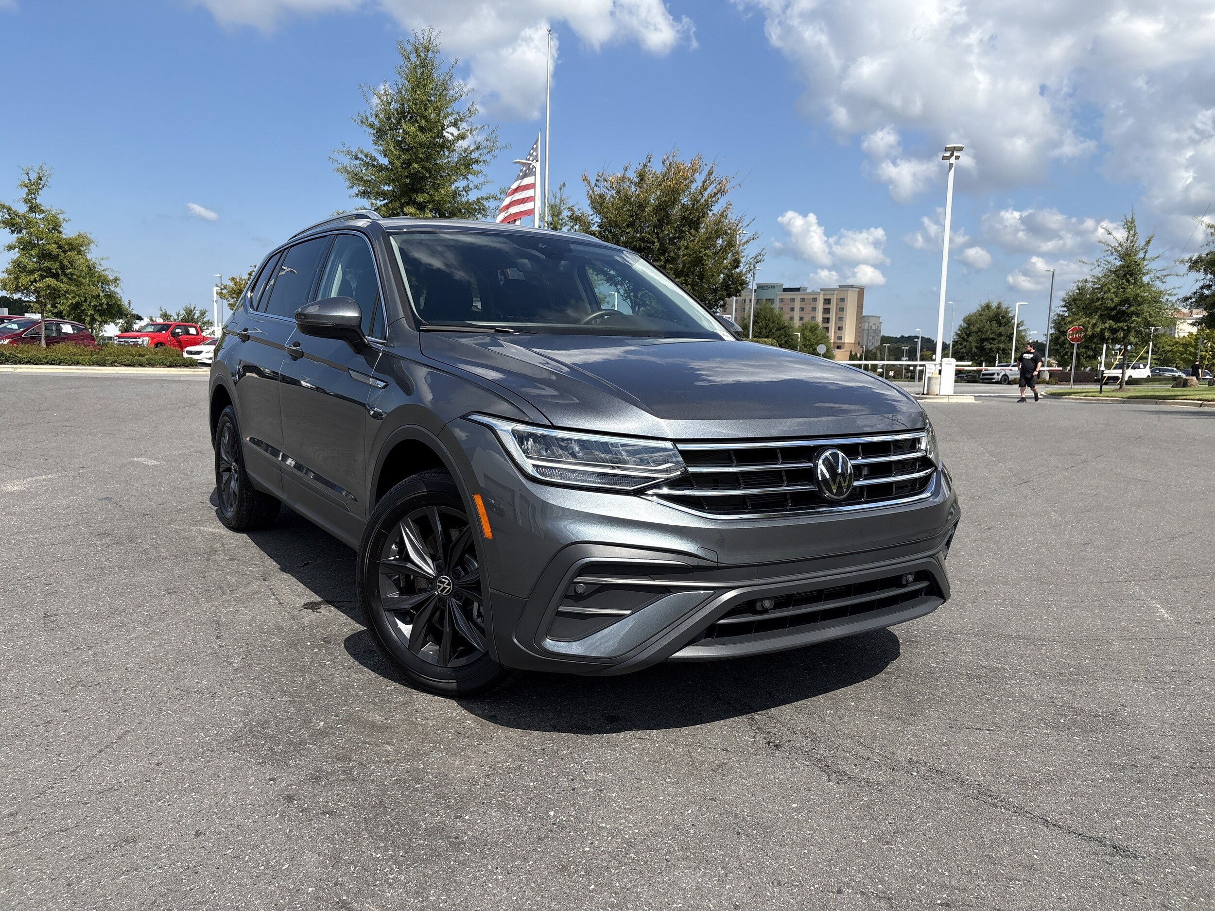 2024 Volkswagen Tiguan SE Wolfsburg Edition photo 2