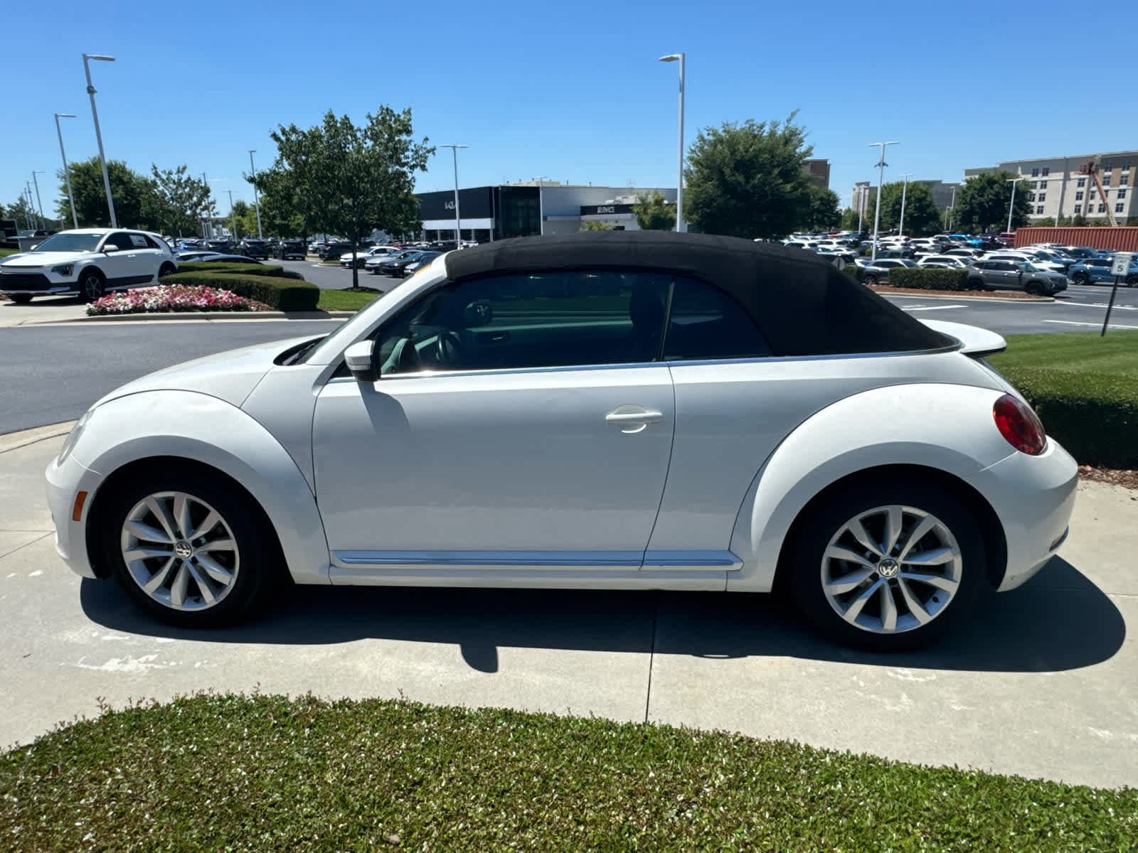 Volkswagen Beetle 2.0L TDI W/Sound/Navigation