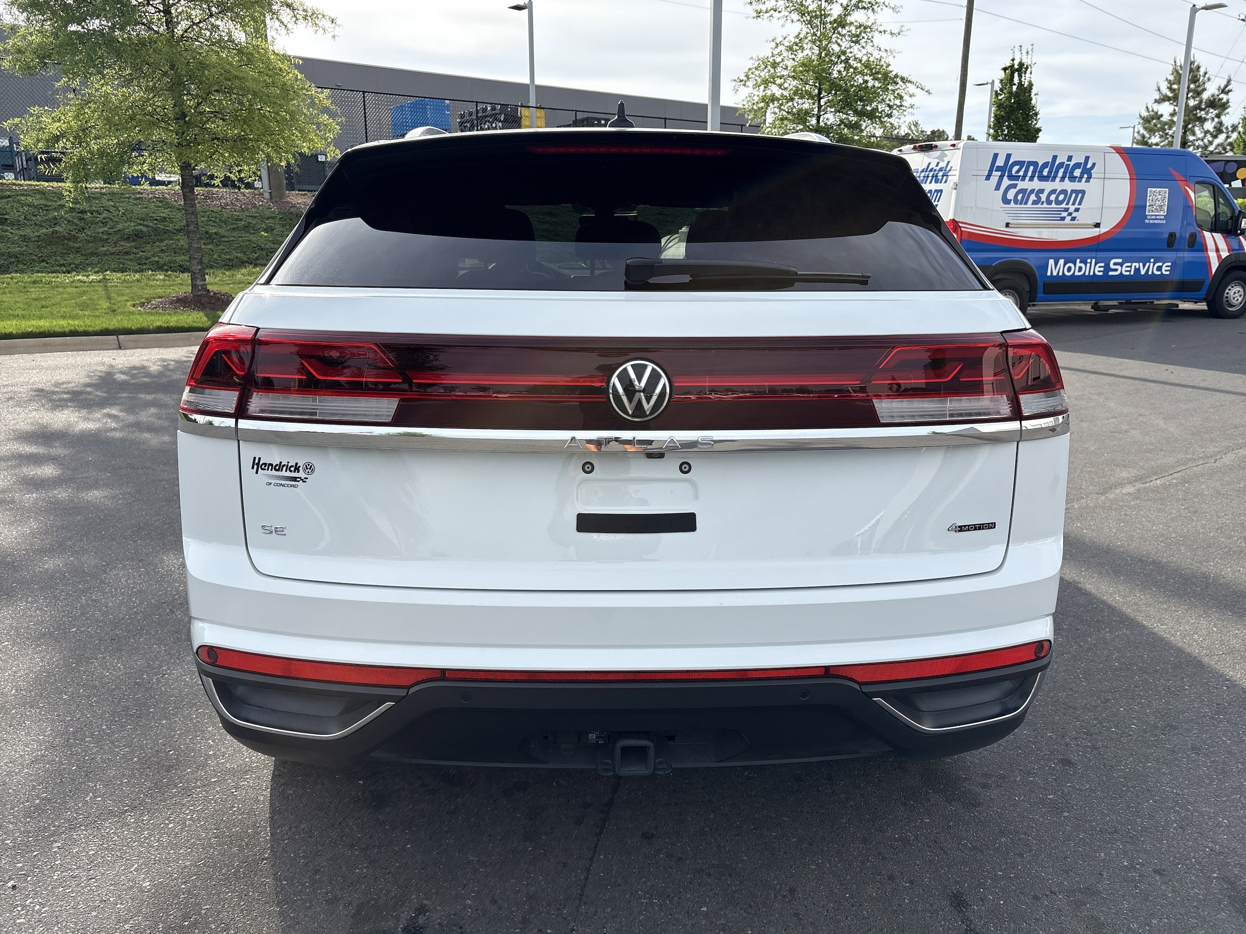 2025 Volkswagen Atlas Cross Sport 2.0T SE w/Technology photo 3