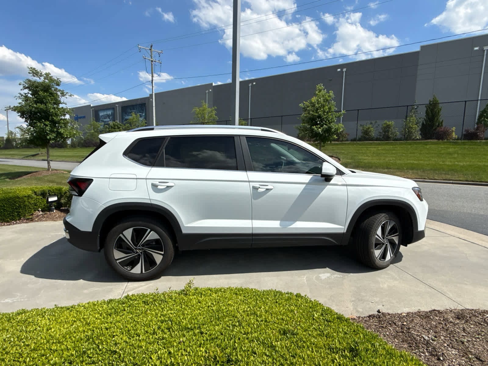 2025 Volkswagen Taos 1.5T SE photo 3