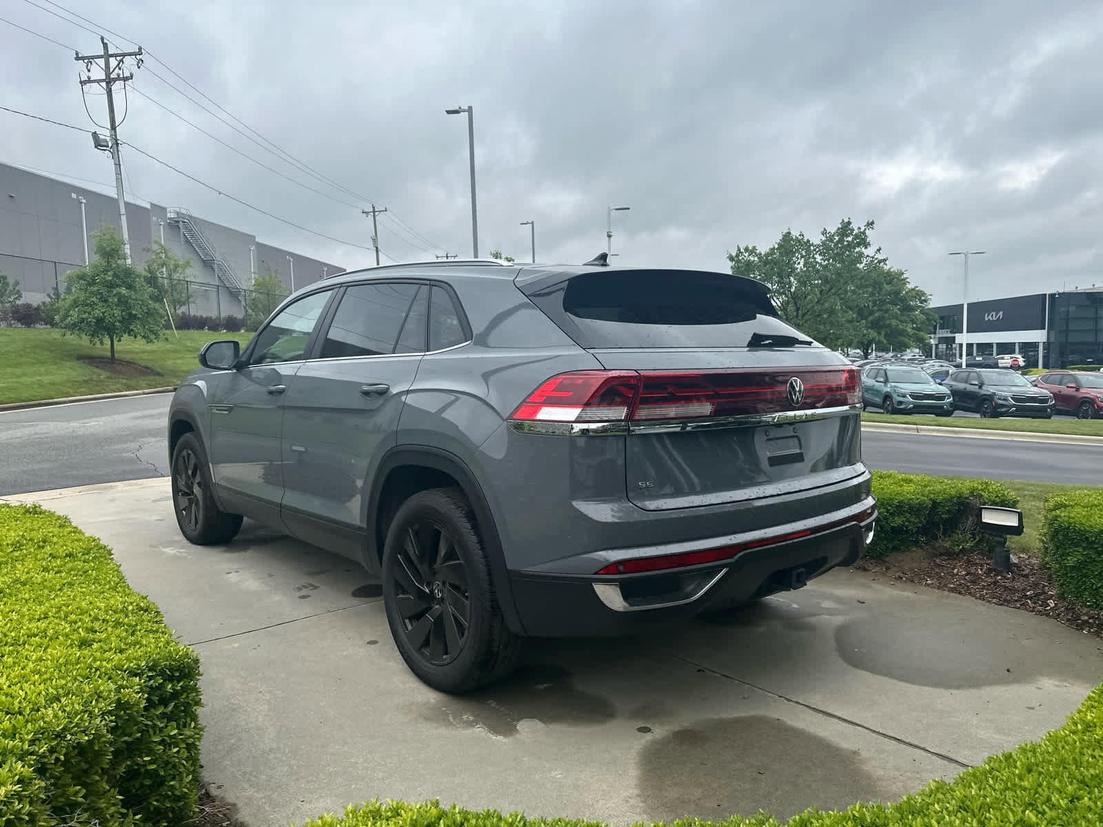 2025 Volkswagen Atlas Cross Sport 2.0T SE w/Technology photo 5