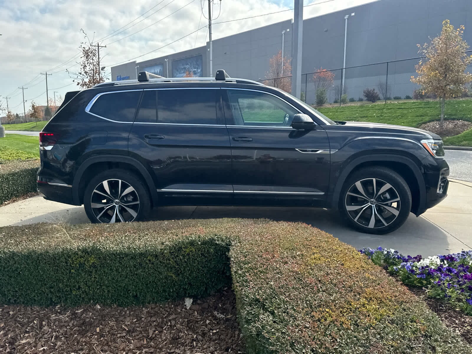 2025 Volkswagen Atlas SEL Premium R-Line photo 3