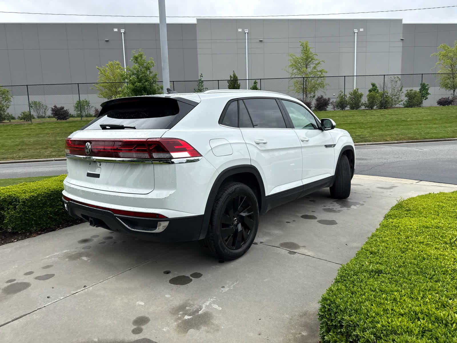 2024 Volkswagen Atlas Cross Sport 2.0T SE w/Technology photo 4