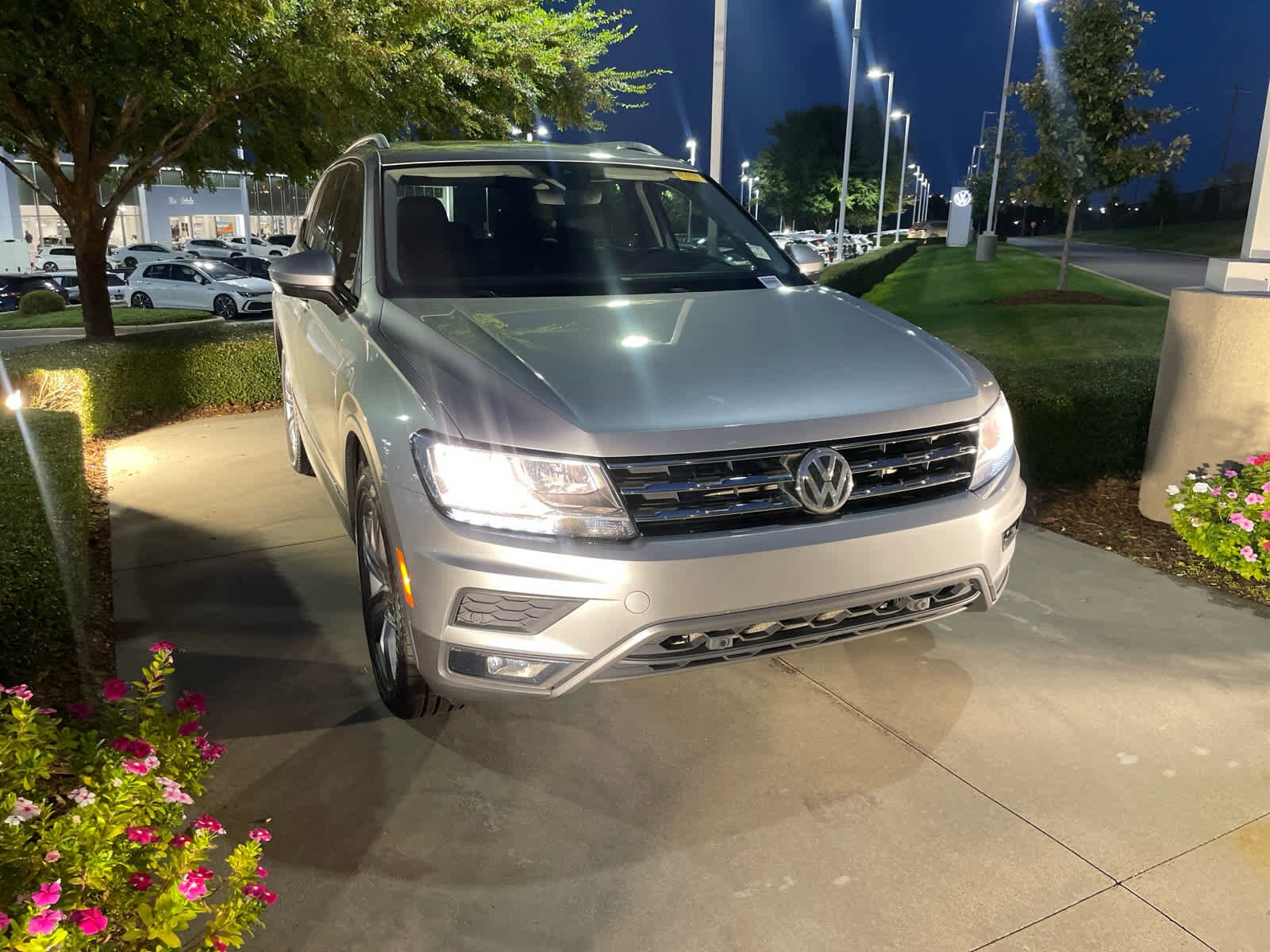 2020 Volkswagen Tiguan SEL photo 2