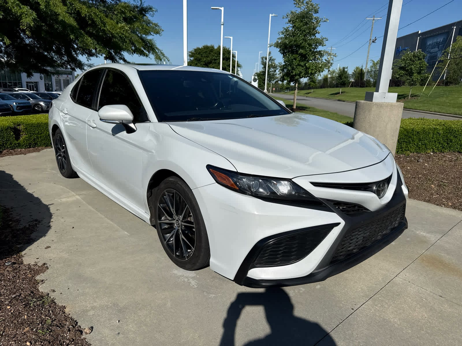 2022 Toyota Camry SE photo 2