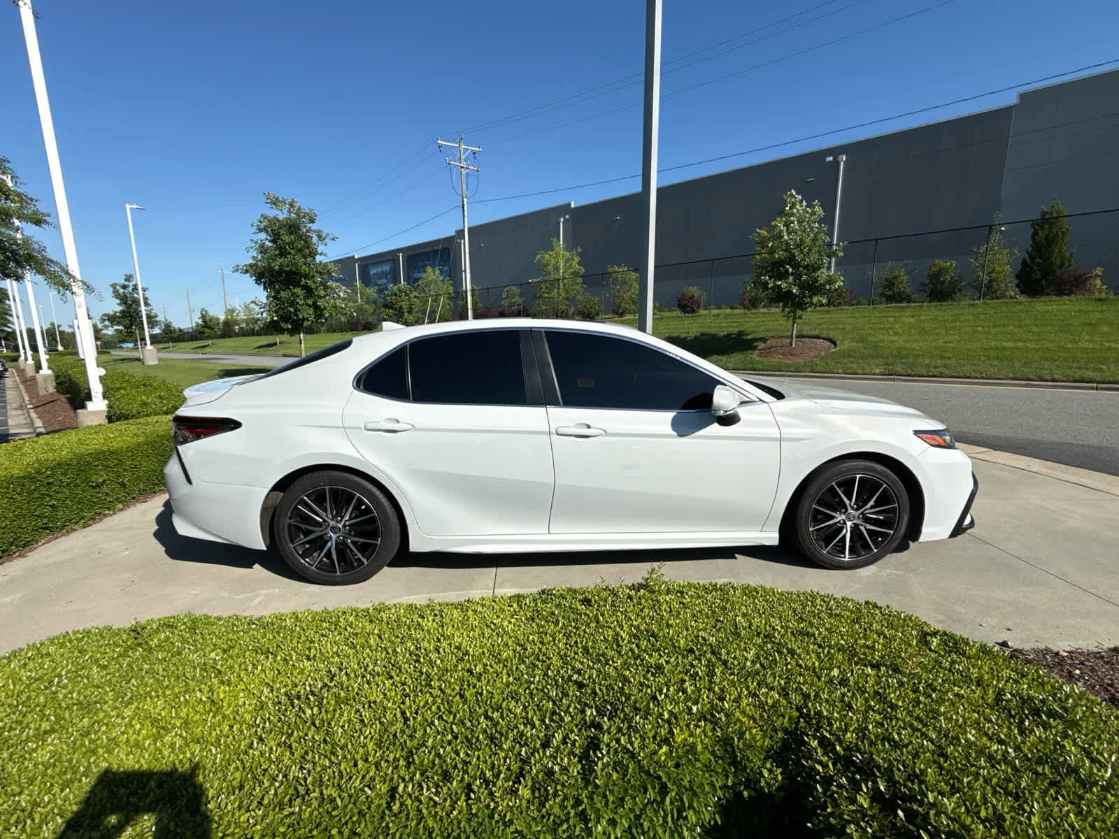 2022 Toyota Camry SE photo 3