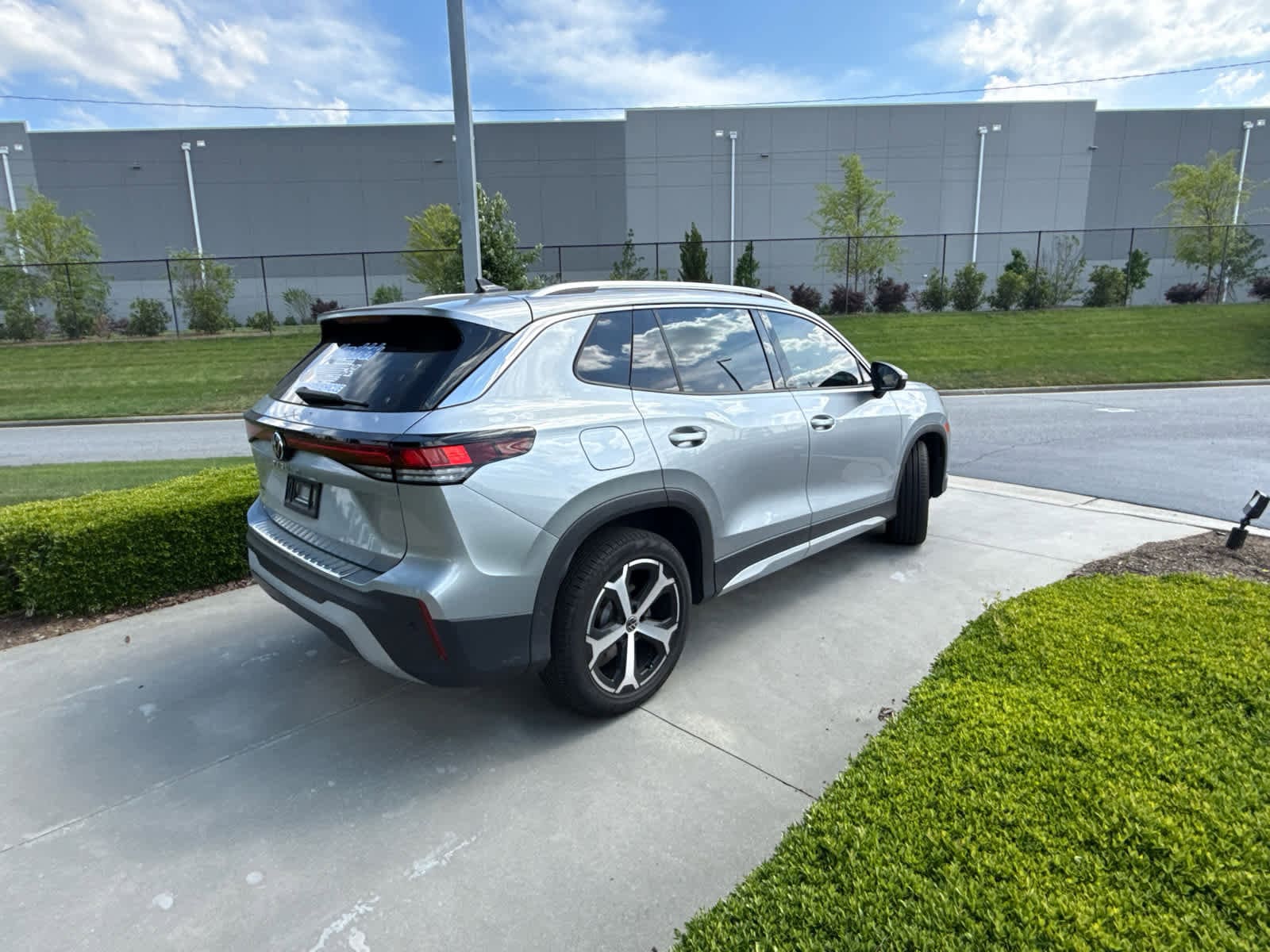 2025 Volkswagen Tiguan 2.0T SE photo 5