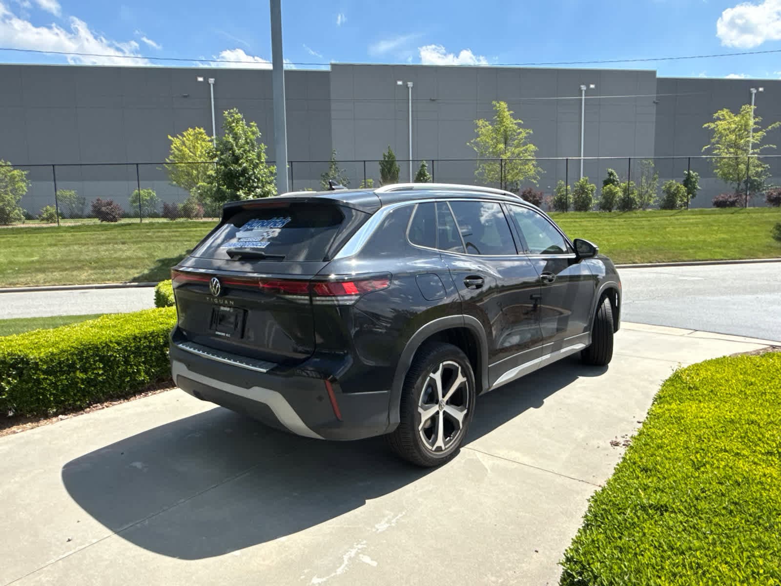 2025 Volkswagen Tiguan 2.0T SE photo 5