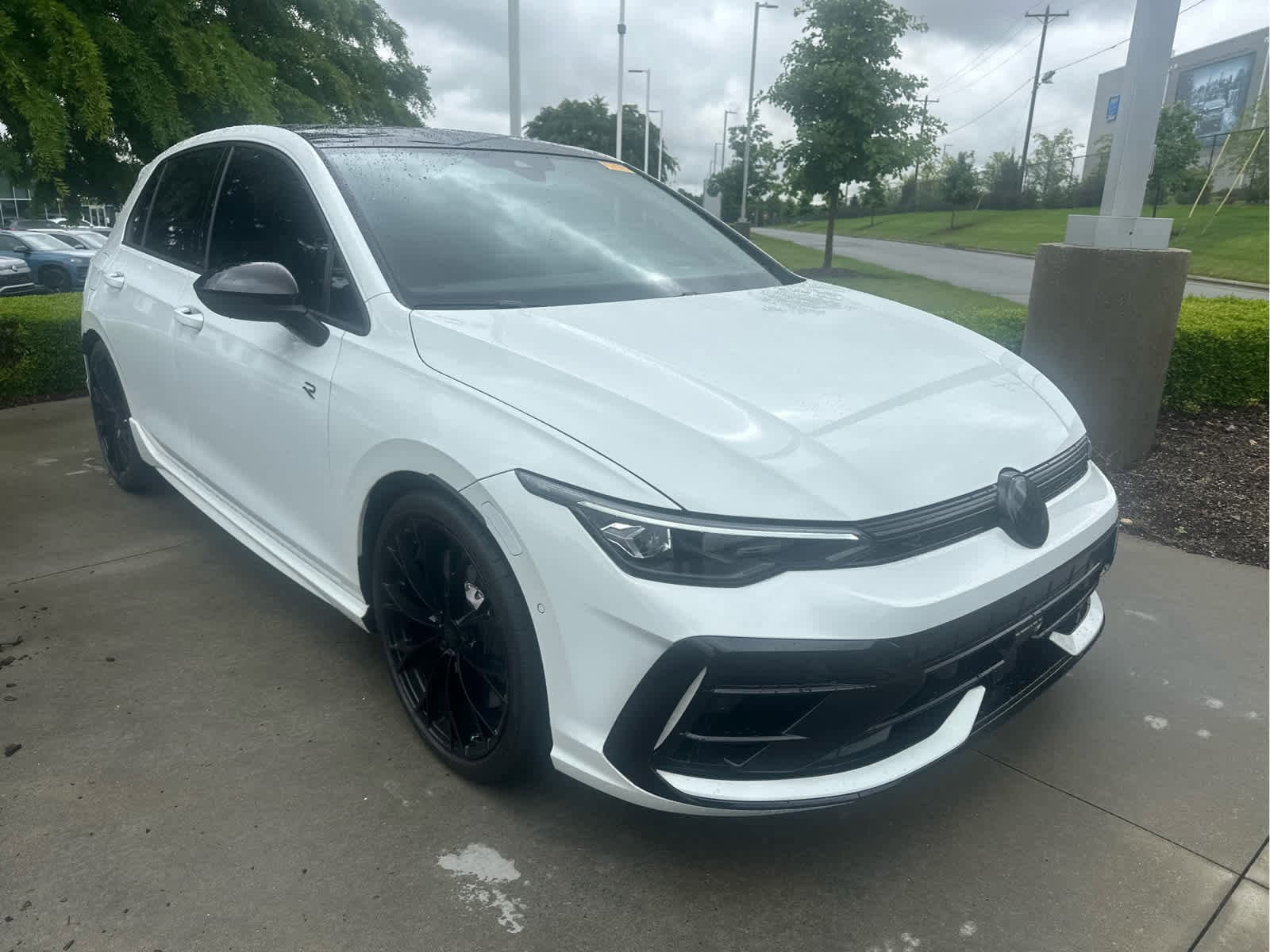 2025 Volkswagen Golf R 2.0T Black Edition photo 2