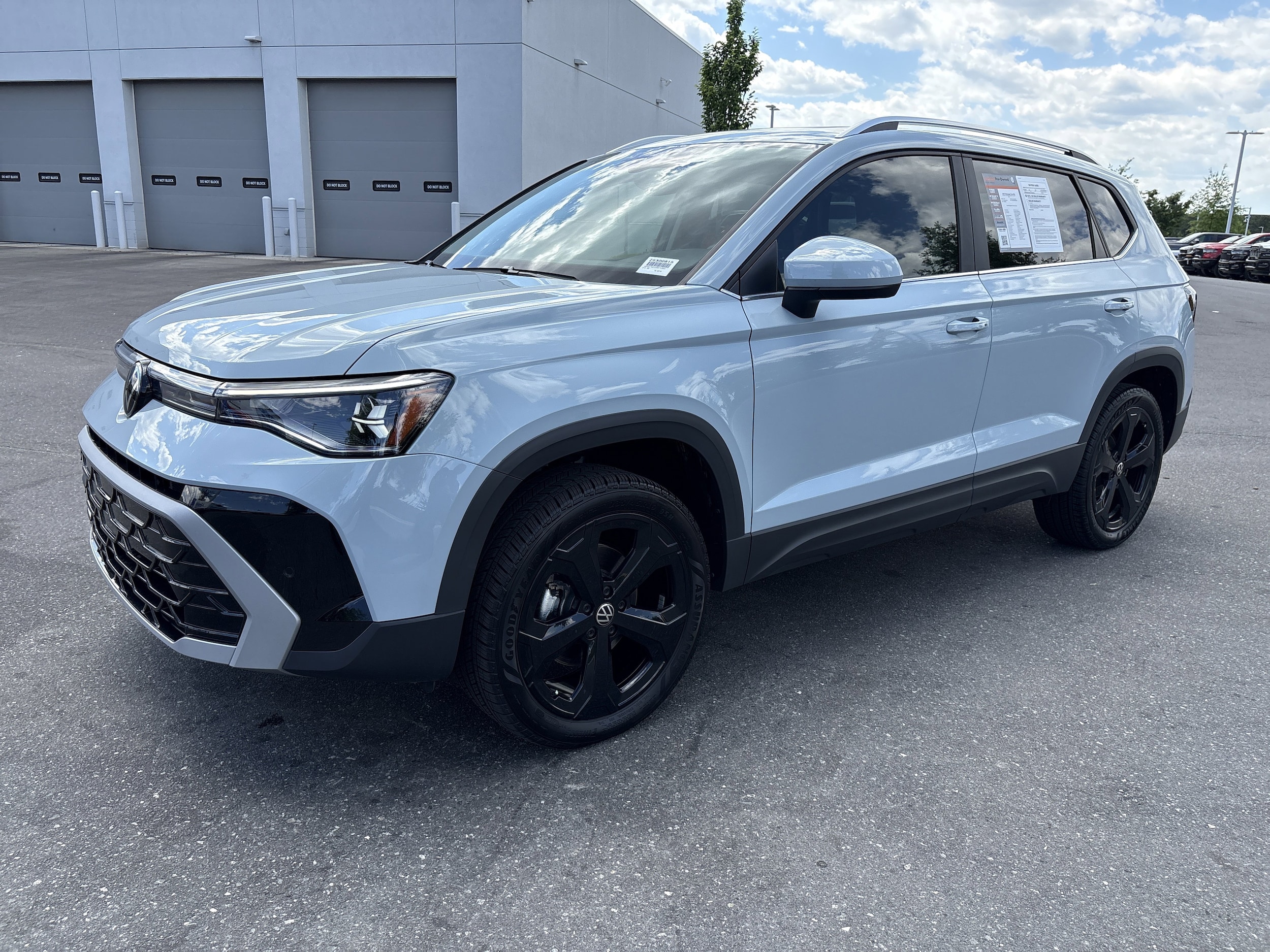 2025 Volkswagen Taos 1.5T SEL photo 4