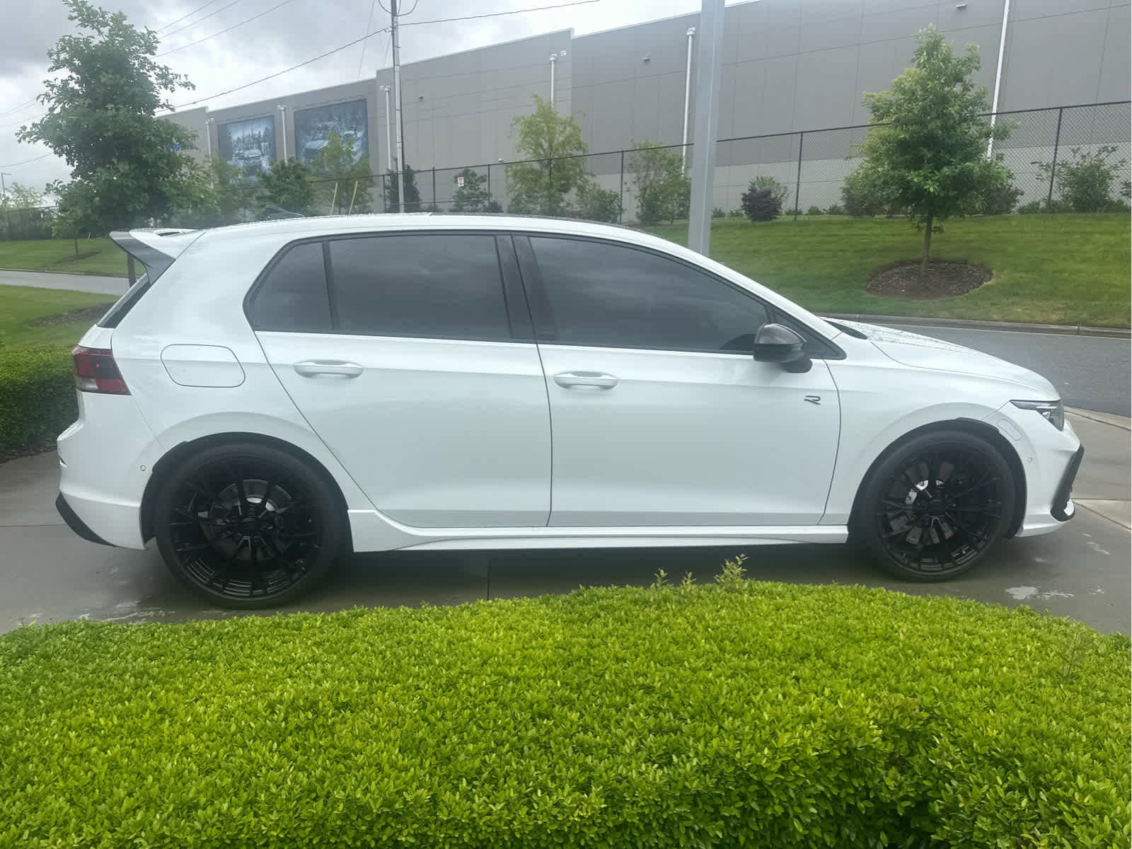 2025 Volkswagen Golf R 2.0T Black Edition photo 3