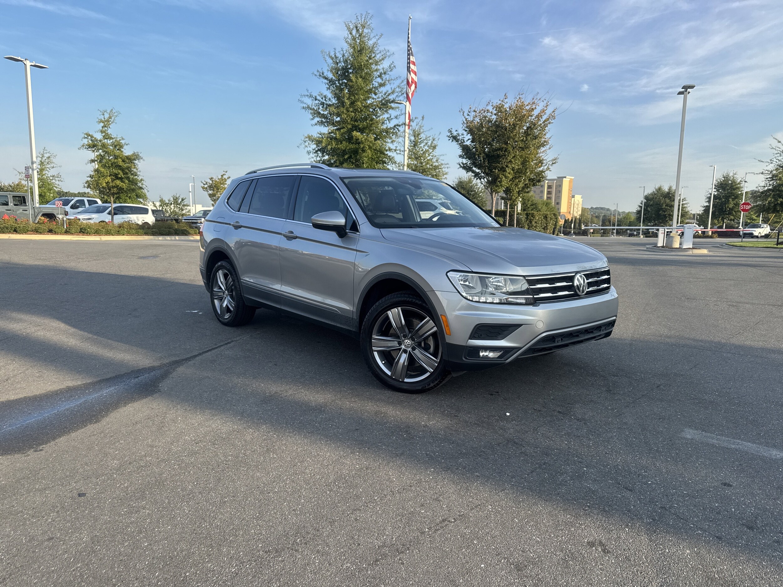 2020 Volkswagen Tiguan SEL photo 2