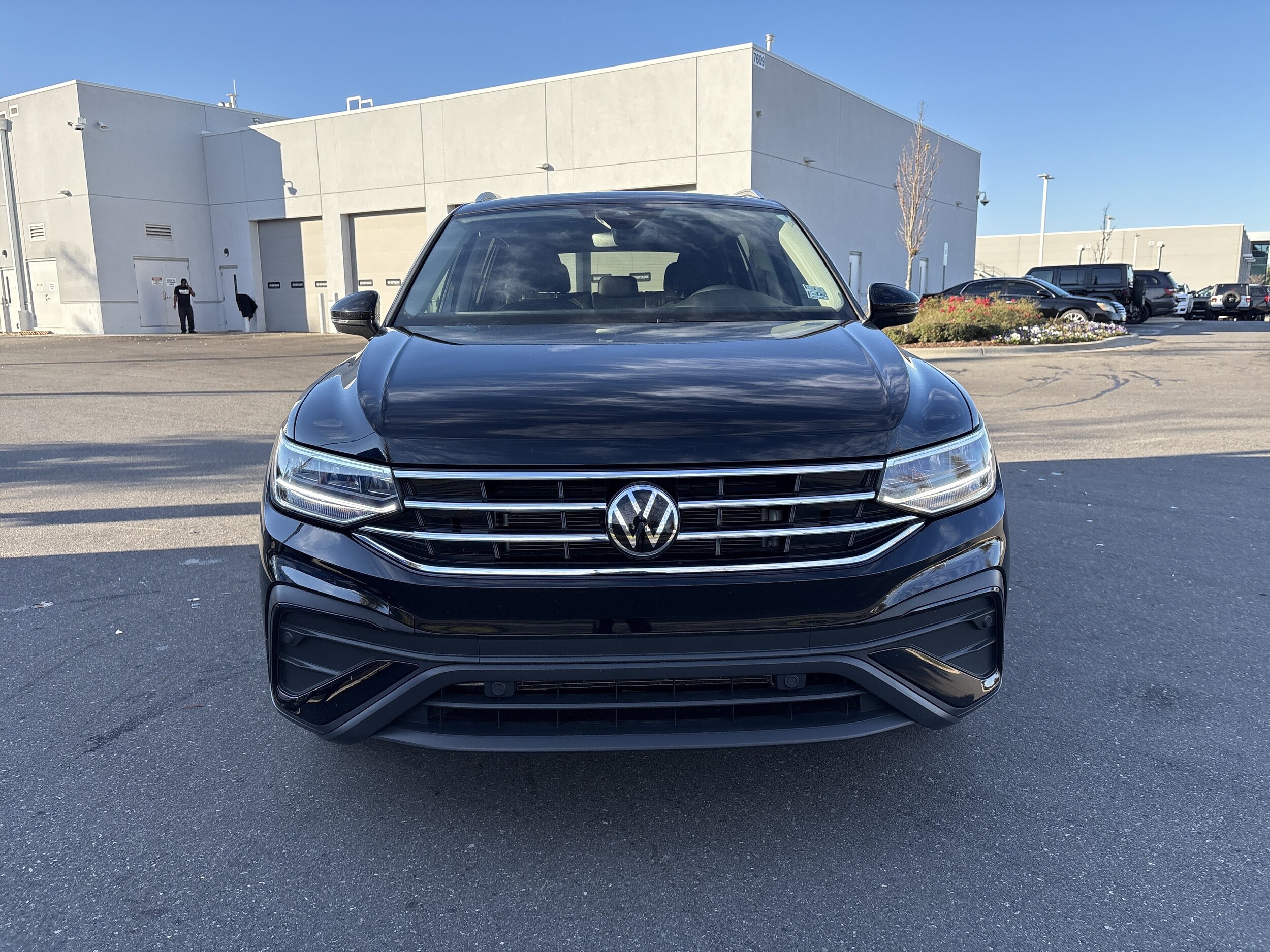 2023 Volkswagen Tiguan SE photo 3
