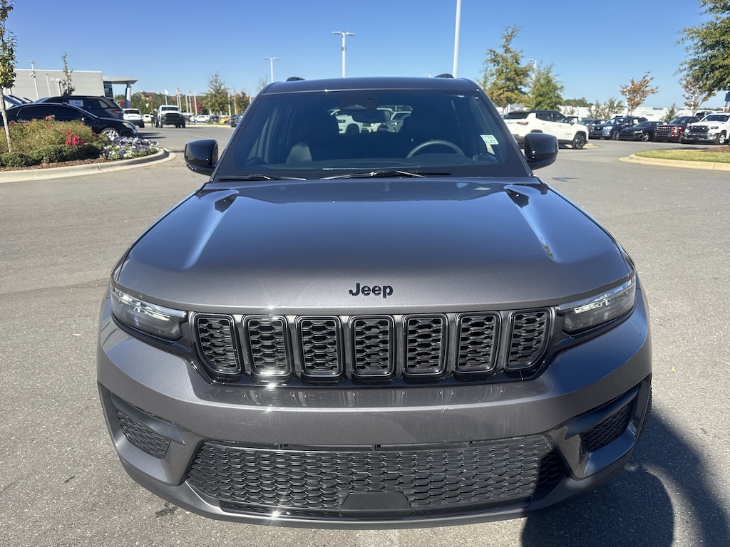 Used 2024 Jeep Grand Cherokee Laredo SUV