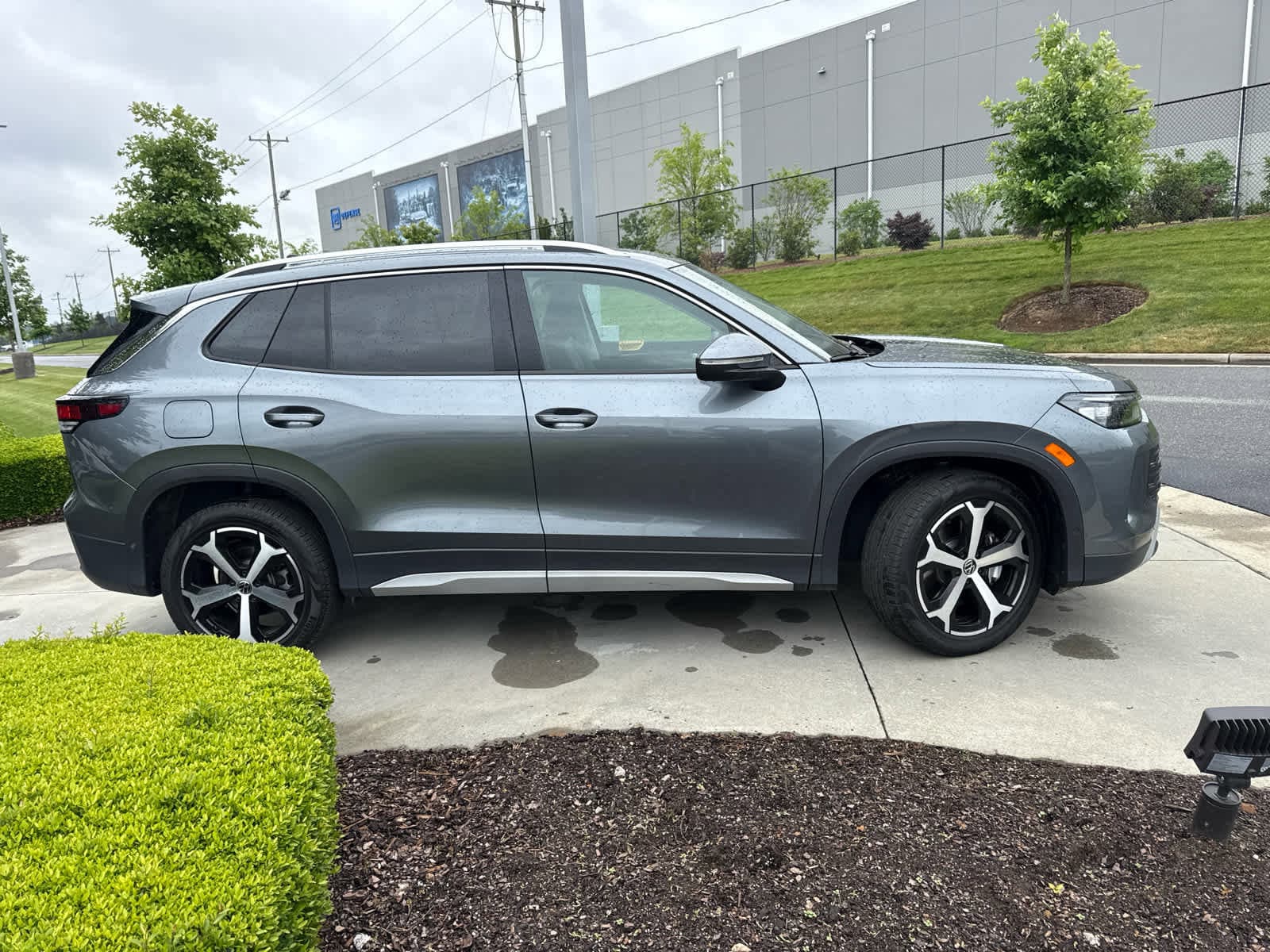 2025 Volkswagen Tiguan 2.0T SE photo 2