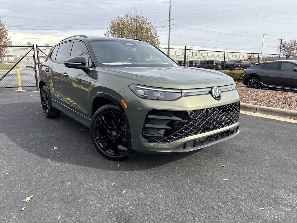 New 2026 Volkswagen Tiguan 2.0T SE R-Line Black SUV