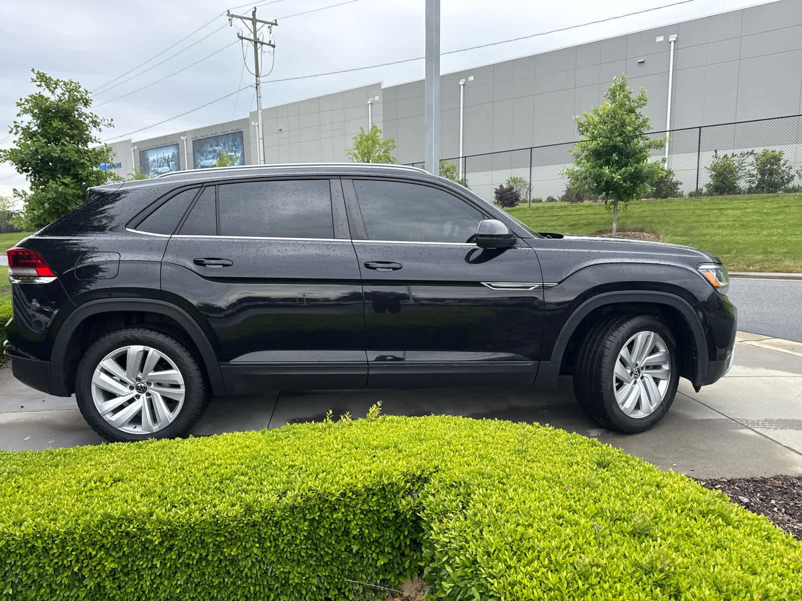 2021 Volkswagen Atlas Cross Sport 2.0T SE w/Technology 4MOTION photo 2
