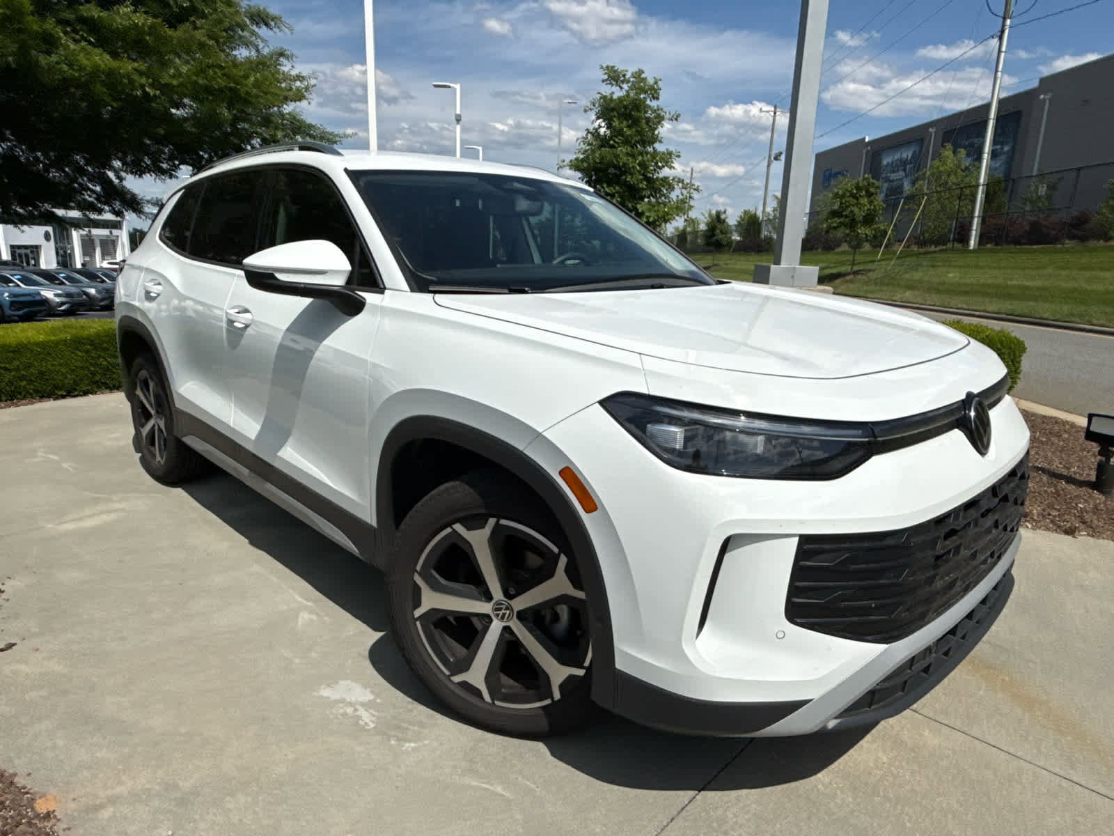2025 Volkswagen Tiguan 2.0T SE photo 2