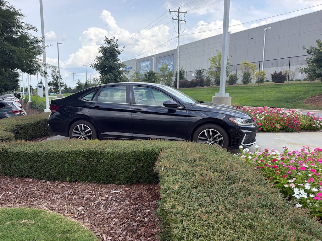 Used 2025 Volkswagen Jetta 1.5T SE Sedan