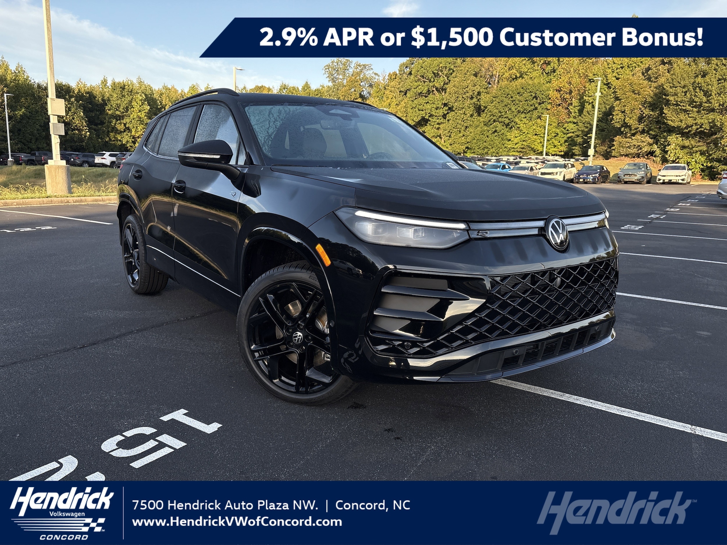 2025 Volkswagen Tiguan SE R-LINE BLACK's photo