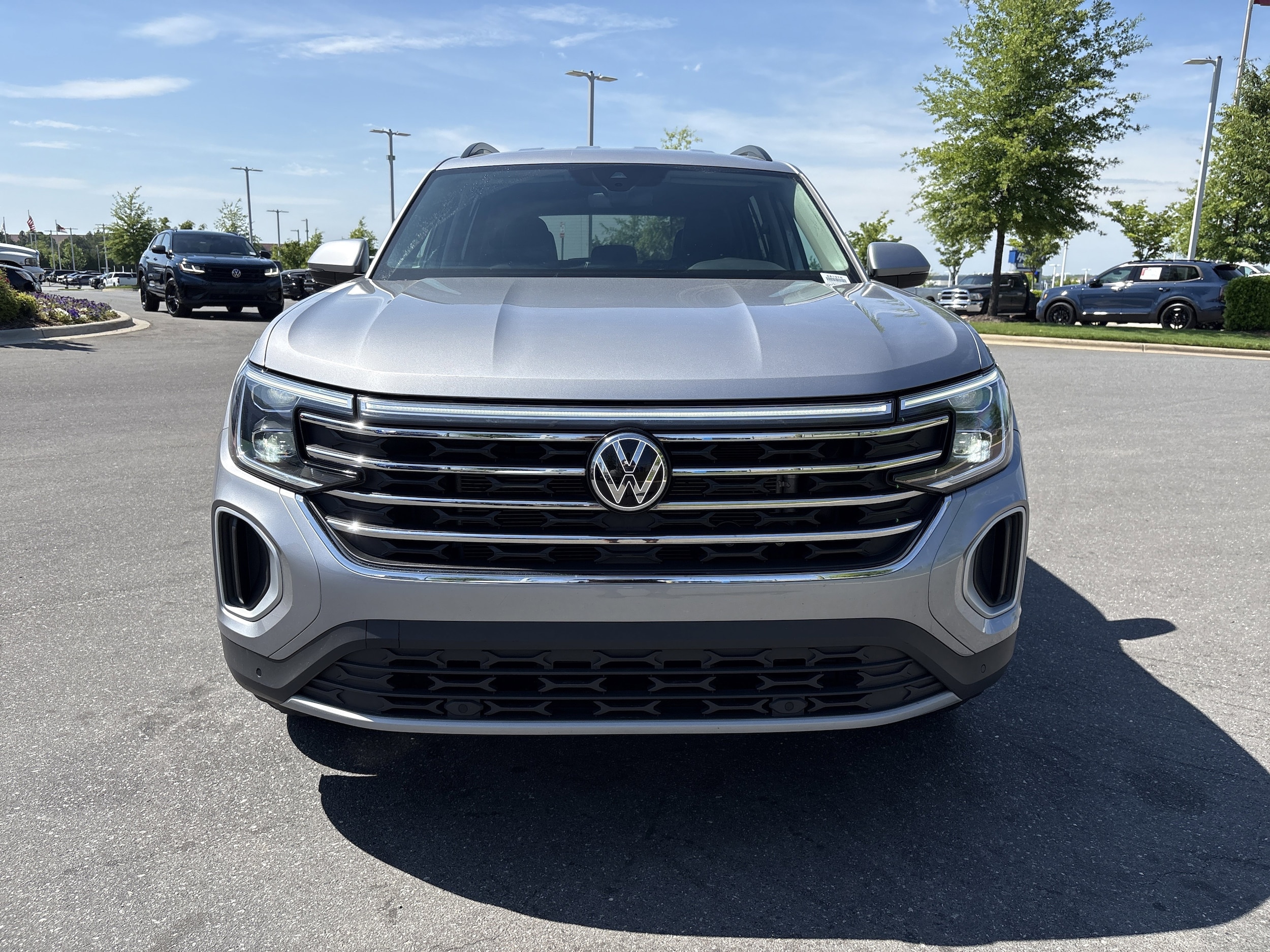 2024 Volkswagen Atlas 2.0T SE w/Technology photo 2